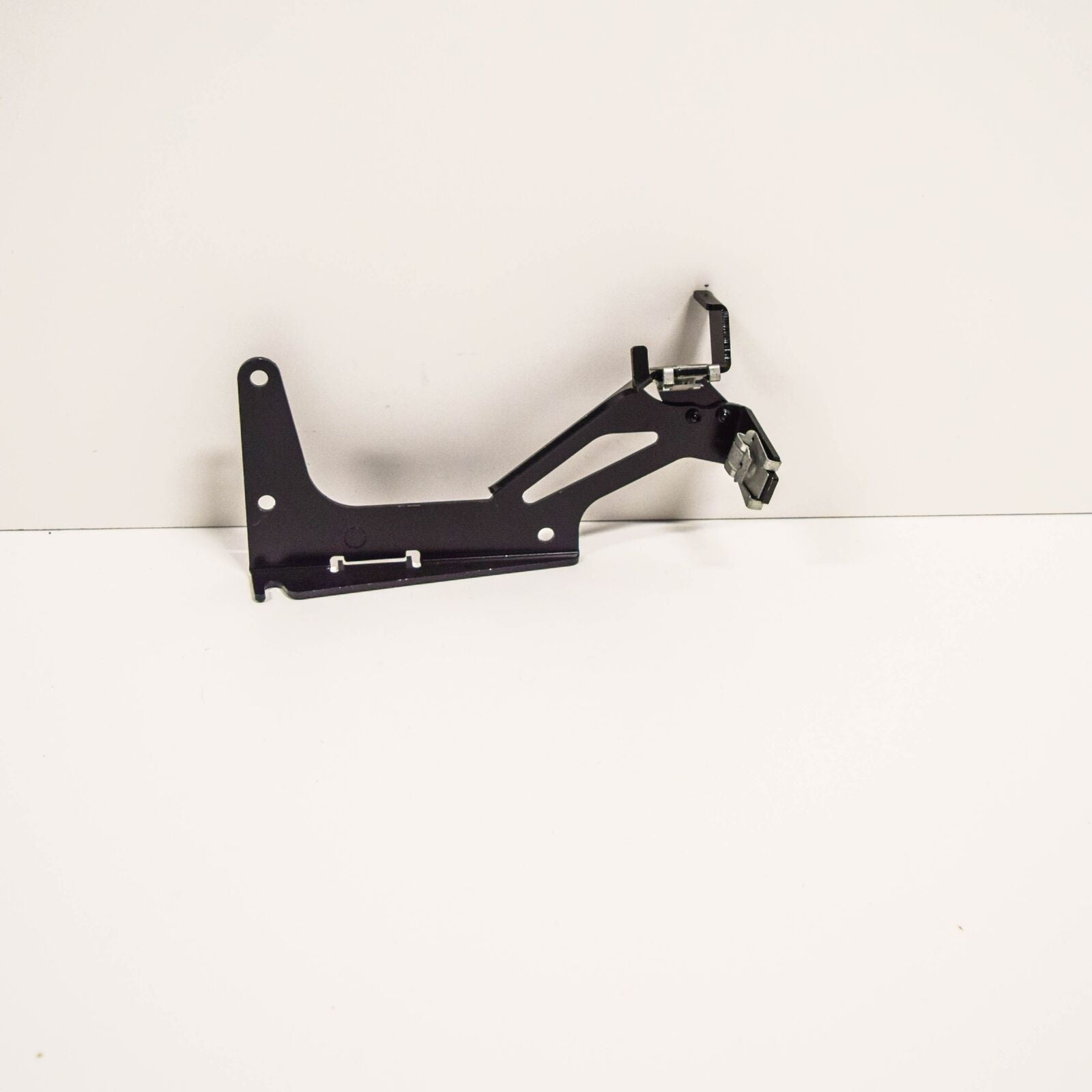 NEW MERCEDES BENZ E W212 FRONT DEFLECTOR BRACKET RIGHT A2185200141 ORIGINAL