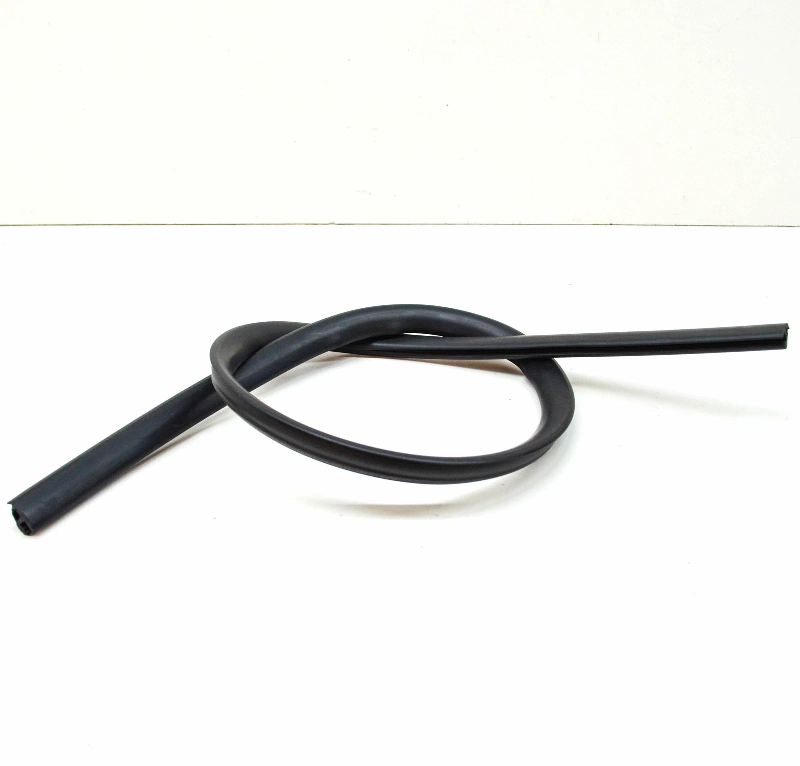 NEW MERCEDES-BENZ GLK X204 FRONT WINDSHIELD TOP SEAL A2046710420 ORIGINAL