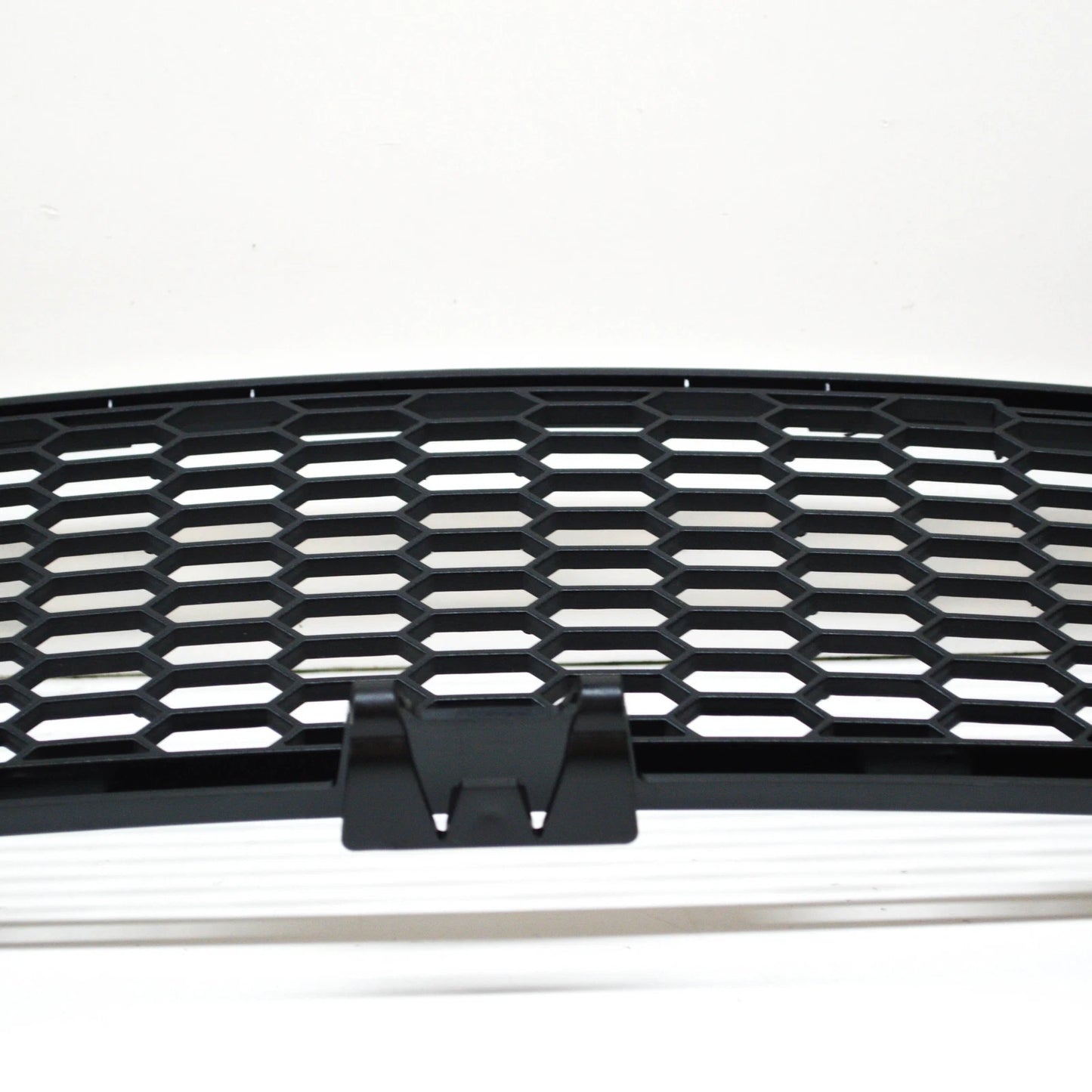 NEW BMW M6 E63 E64 FRONT BUMPER LOWER CENTRAL GRILL 51117898287 7898287 ORIGINAL