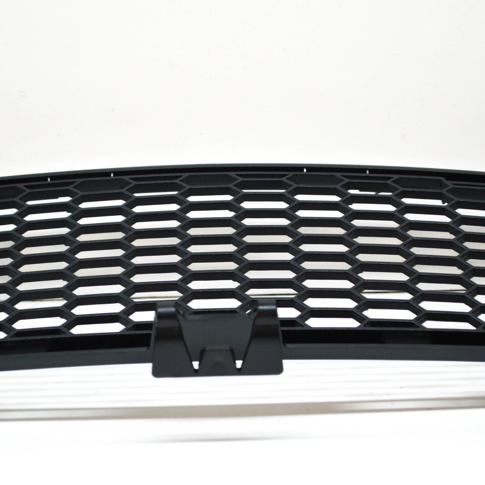 NEW BMW M6 E63 E64 FRONT BUMPER LOWER CENTRAL GRILL 51117898287 7898287 ORIGINAL