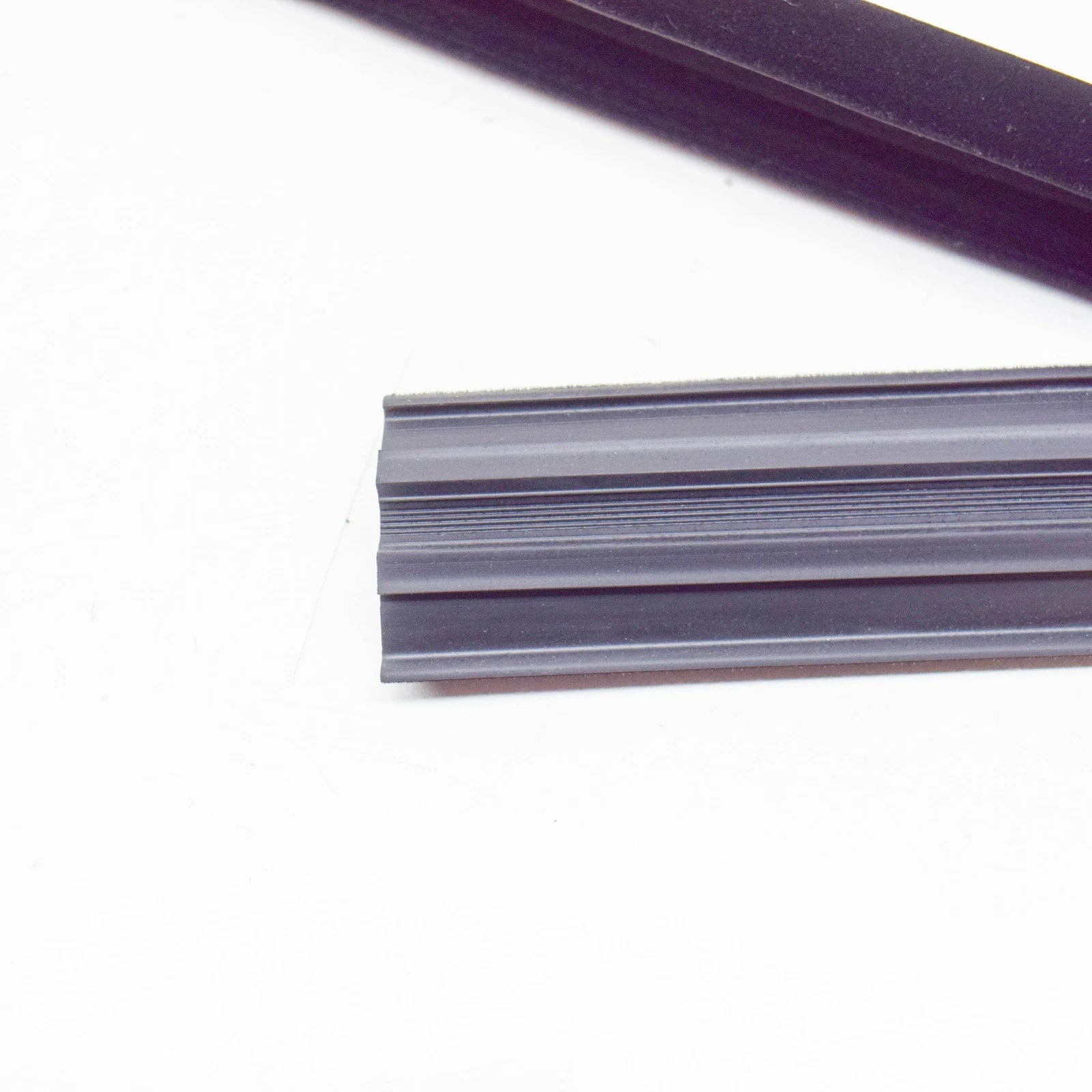 NEW MB E W124 FRONT LEFT DOOR WINDOW RUN SEALING A1247250725 ORIGINAL