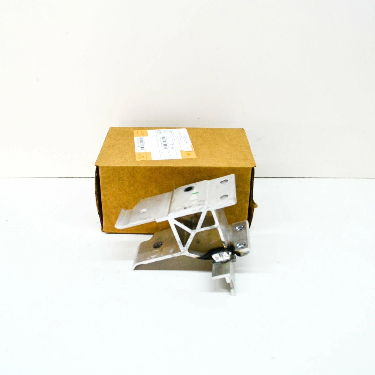 NEW BMW X5 G05FRONT BUMPER RIGHT ADAPTOR BRACKET 51117421636 ORIGINAL