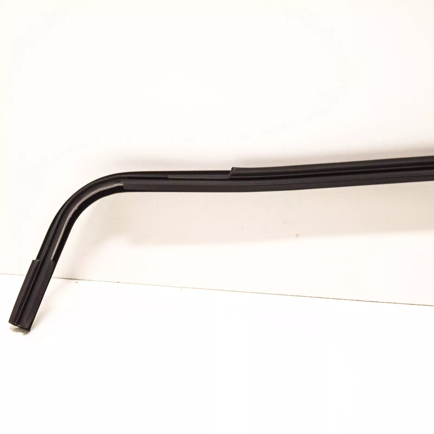 NEW BMW E38 SEDAN WINDSHIELD MOLDING TRIM SEAL UPPER 8125887 51318125887