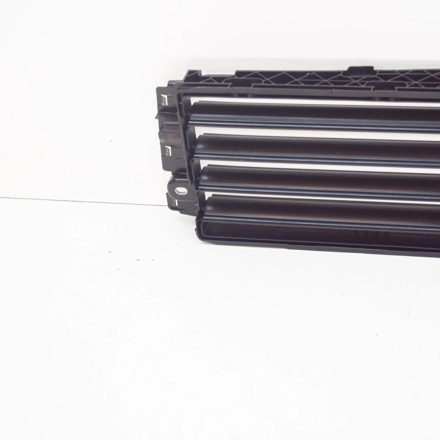 NEW VW JETTA A6 FRONT RADIATOR SHUTTER ASSEMBLY 5Q0122323A / 5Q0-122-323-A