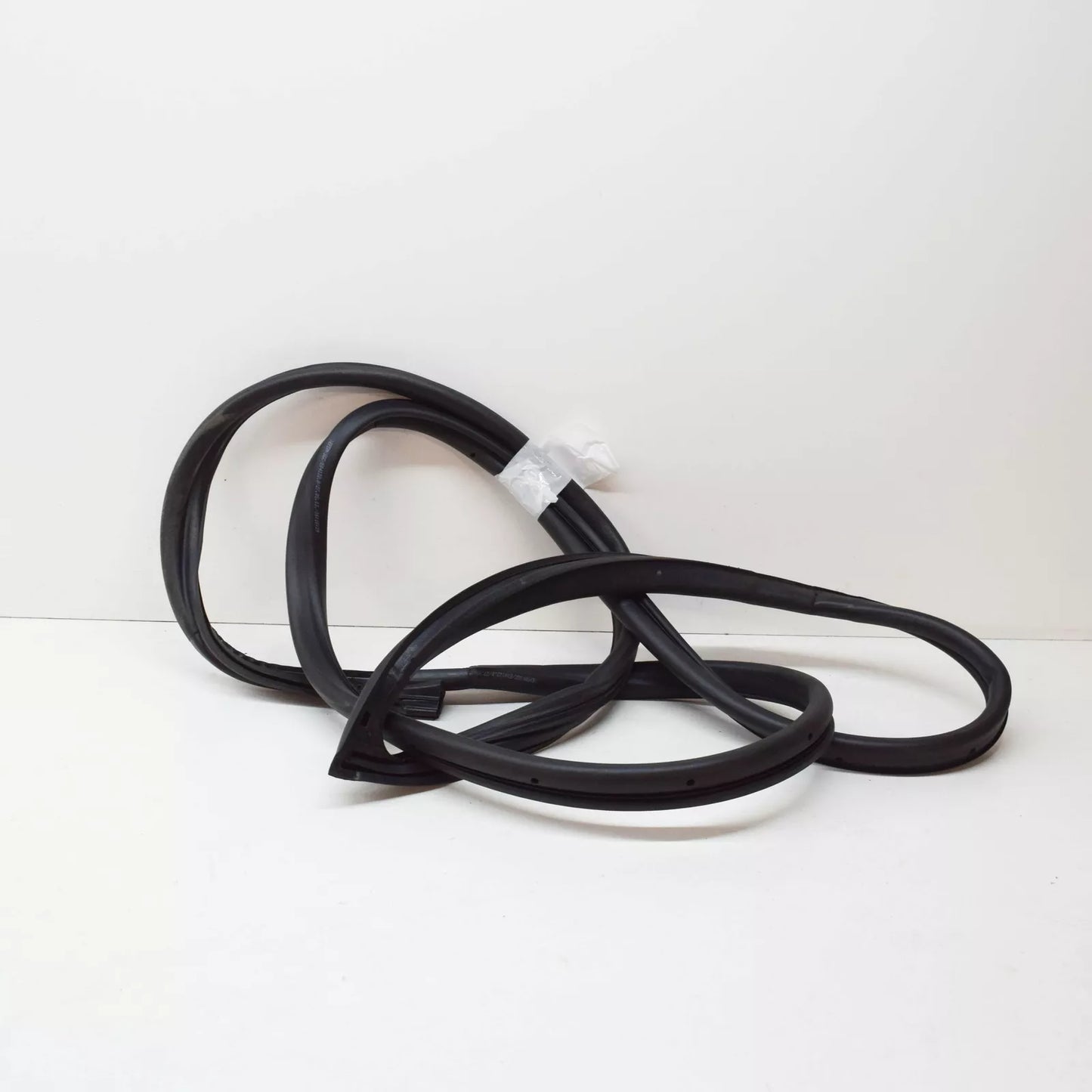 NEW MERCEDES-BENZ E-CLASS W211 FRONT LEFT DOOR SEAL A2117200178 ORIGINAL