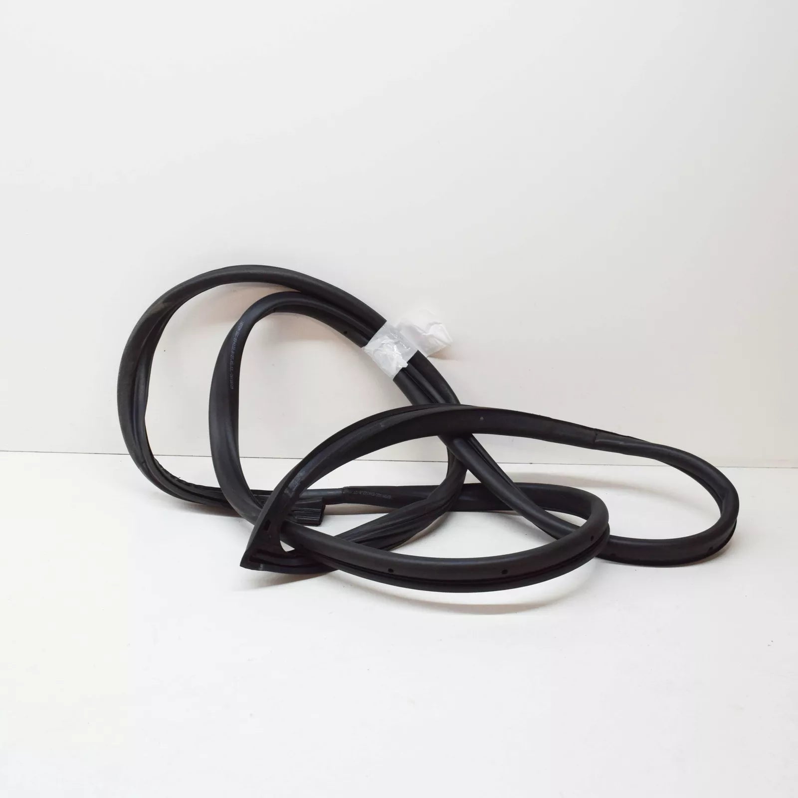 NEW MERCEDES-BENZ E-CLASS W211 FRONT LEFT DOOR SEAL A2117200178 ORIGINAL