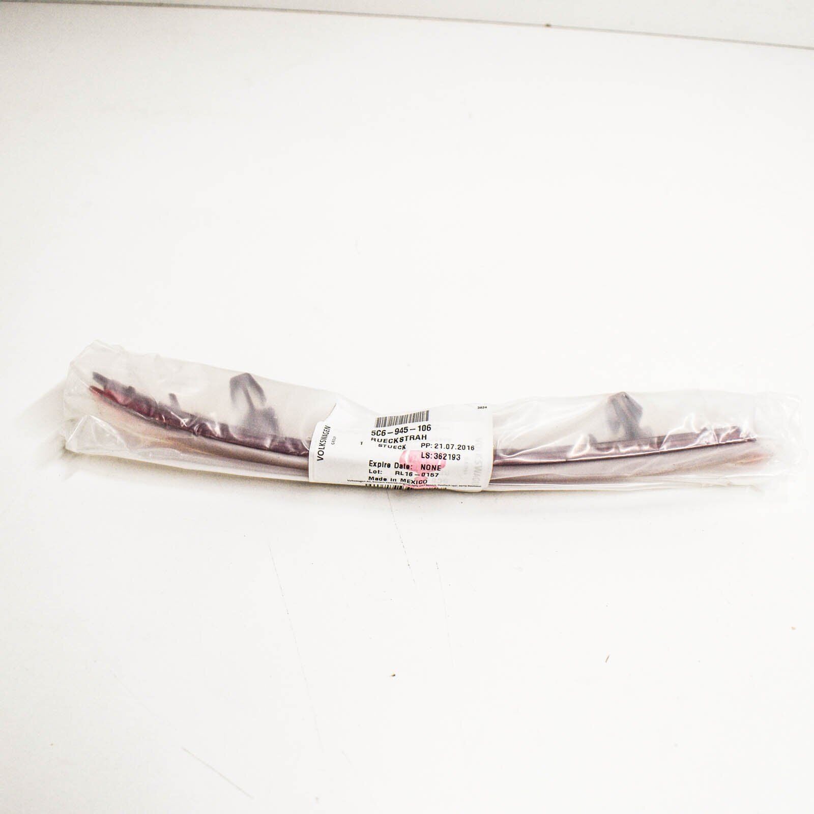 NEW VW JETTA A6 5C6 REAR BUMPER RIGHT SIDE REFLECTOR 5C6945106B ORIGINAL