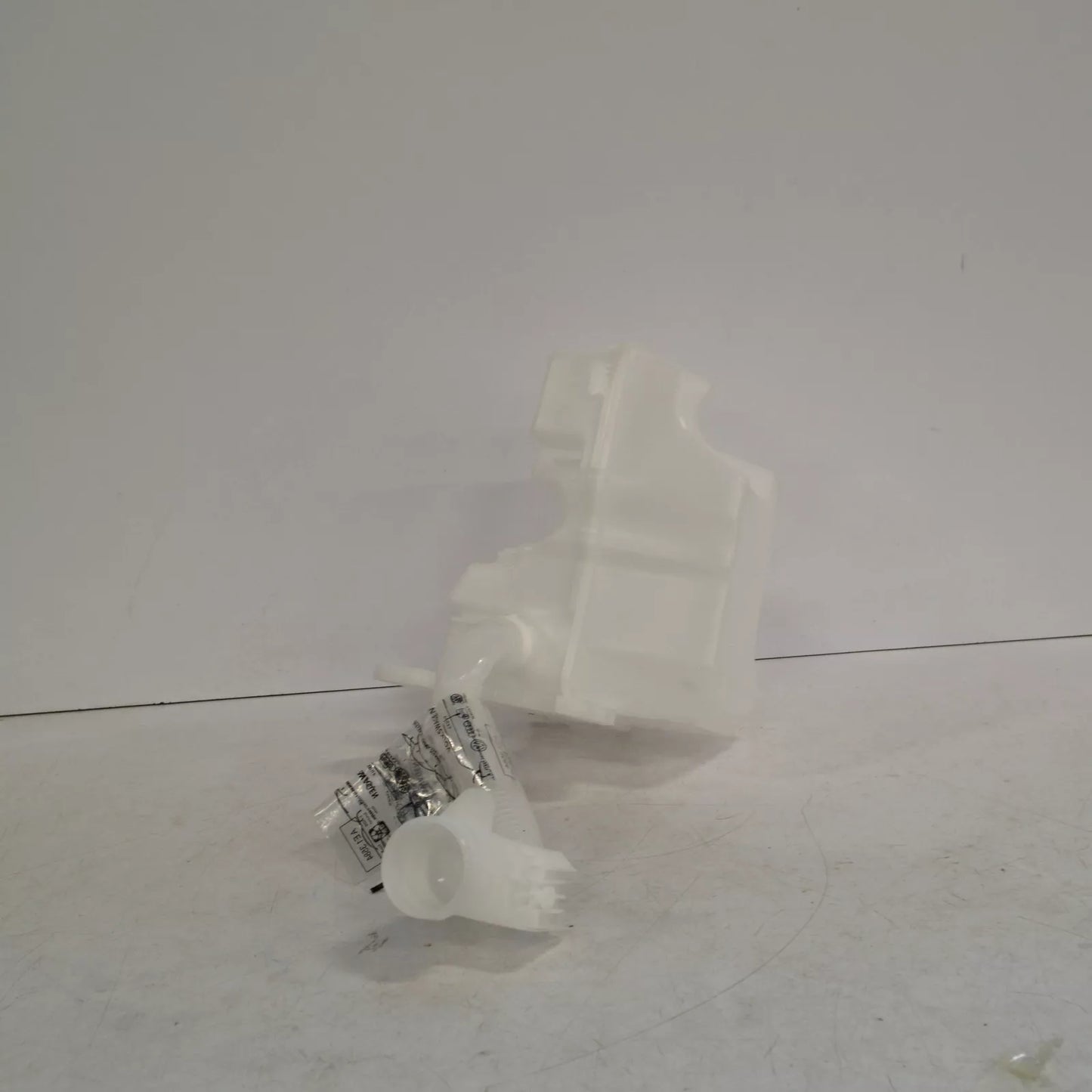 NEW VOLKSWAGEN PASSAT B8 WASHER FLUID RESERVOIR 3Q0955453A ORIGINAL