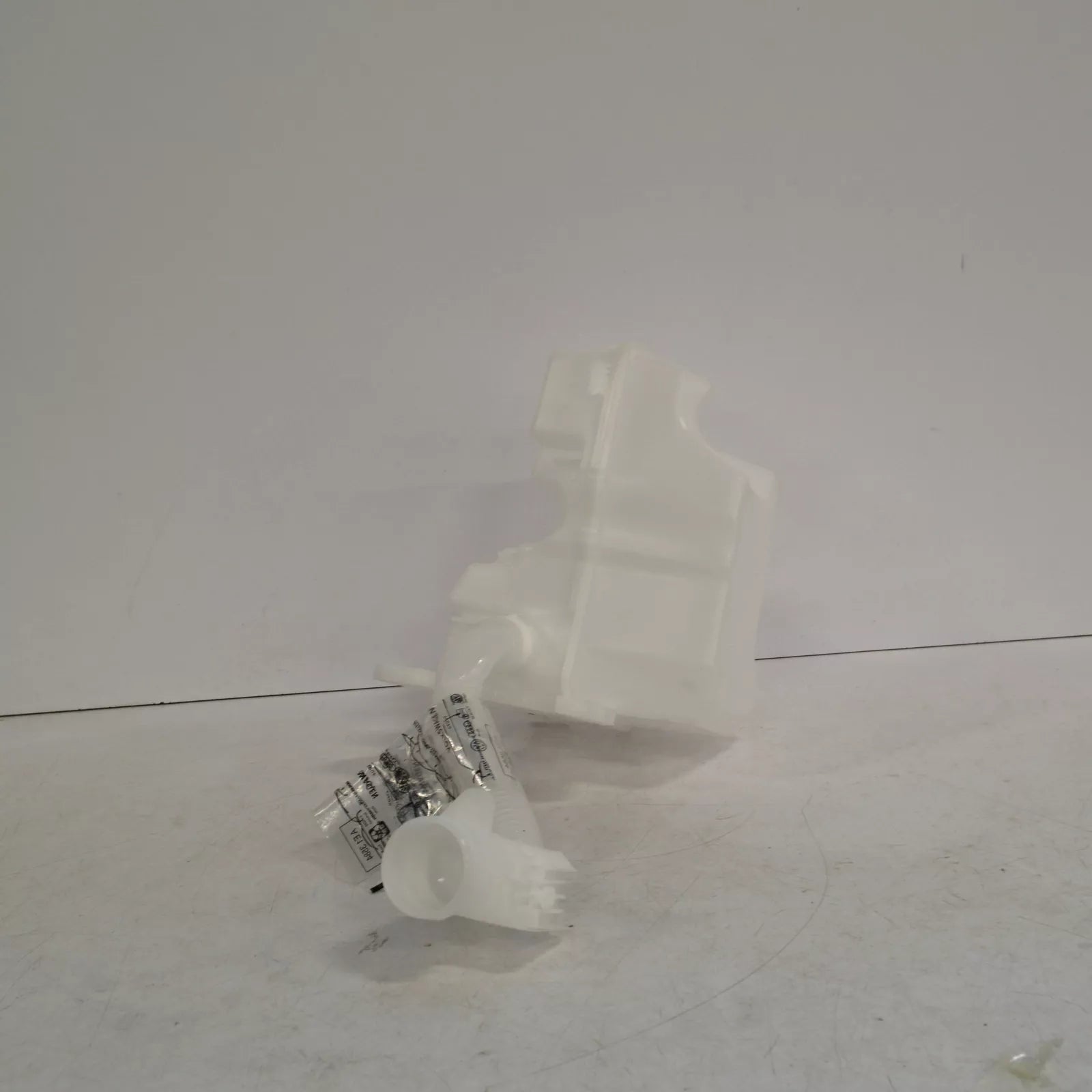 NEW VOLKSWAGEN PASSAT B8 WASHER FLUID RESERVOIR 3Q0955453A ORIGINAL