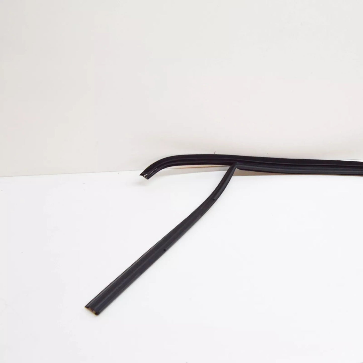 NEW VOLKSWAGEN TIGUAN MK1 FRONT RIGHT DOOR WINDOW GUIDE 5N0837432G5AP ORIGINAL