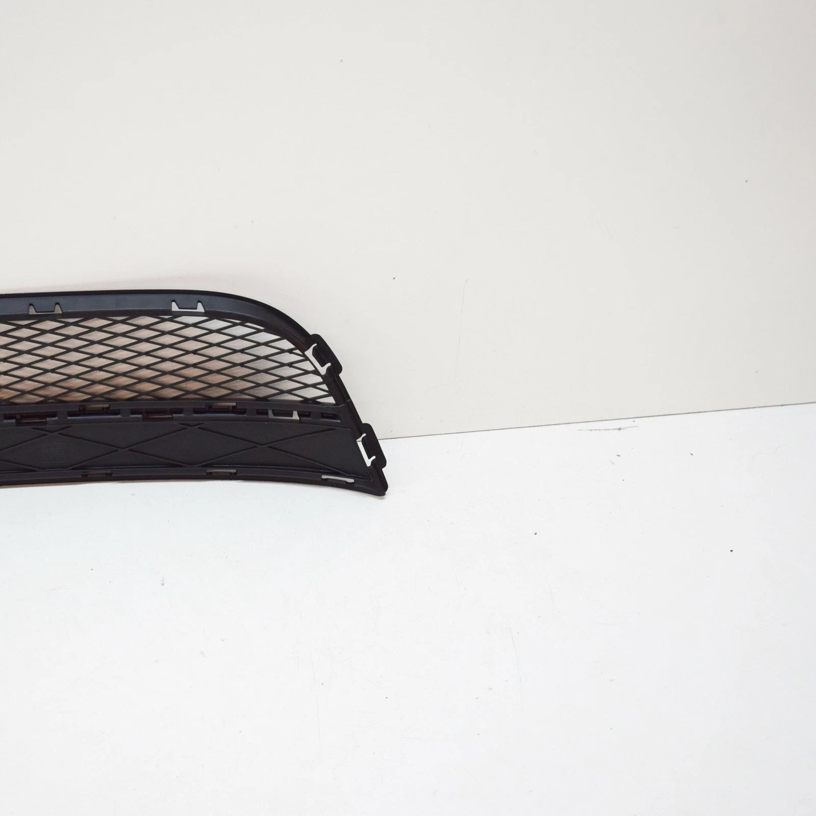 NEW VOLKSWAGEN TIGUAN FRONT LOWER GRILL 5N08536779B9 2010