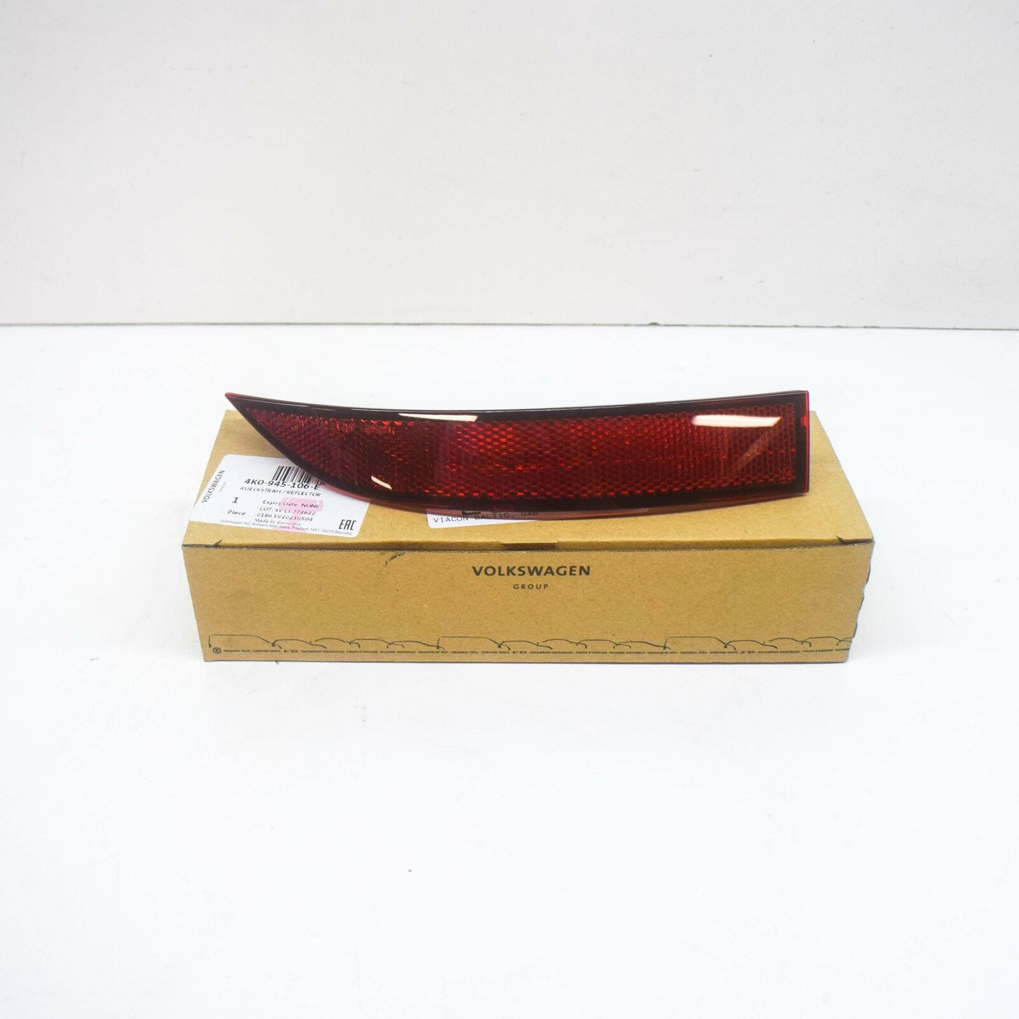 NEW AUDI A6 C8 REAR RIGHT BUMPER OUTER REFLECTOR 4K0945106E ORIGINAL