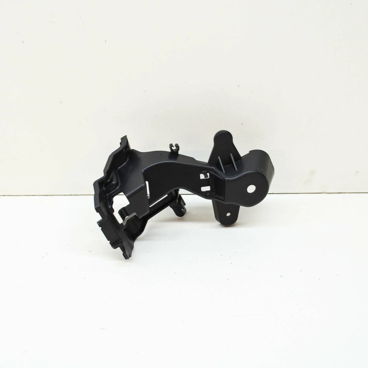 NEW MERCEDES-BENZ C W205 REAR LEFT BUMPER BRACKET A2058850314