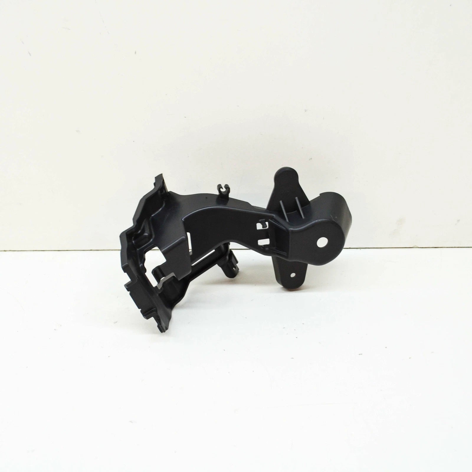 NEW MERCEDES-BENZ C W205 REAR LEFT BUMPER BRACKET A2058850314