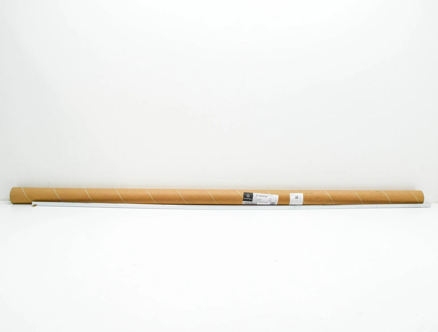 NEW MERCEDES-BENZ S W221 FRONT RIGHT DOOR BOTTOM TRIM A2216904280 ORIGINAL