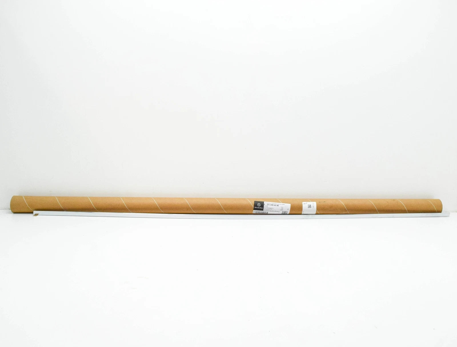 NEW MERCEDES-BENZ S W221 FRONT RIGHT DOOR BOTTOM TRIM A2216904280 ORIGINAL