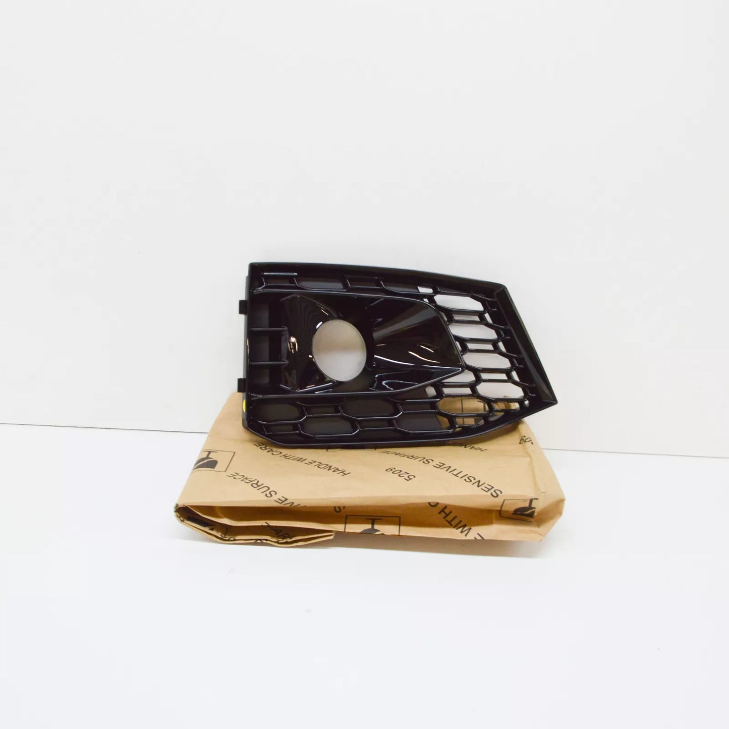 NEW AUDI RS4 B9 FRONT RIGHT AIR GUIDE GRILLE 8W6807682QT94