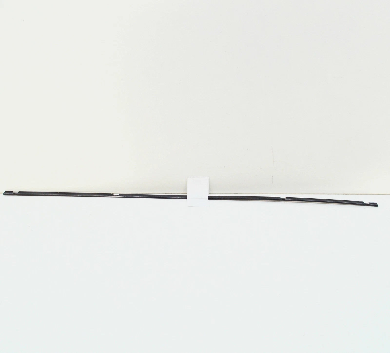 NEW AUDI Q7 4M FRONT RIGHT WINDSHIELD VERTICAL MOLDING BRACKET 4M0845454