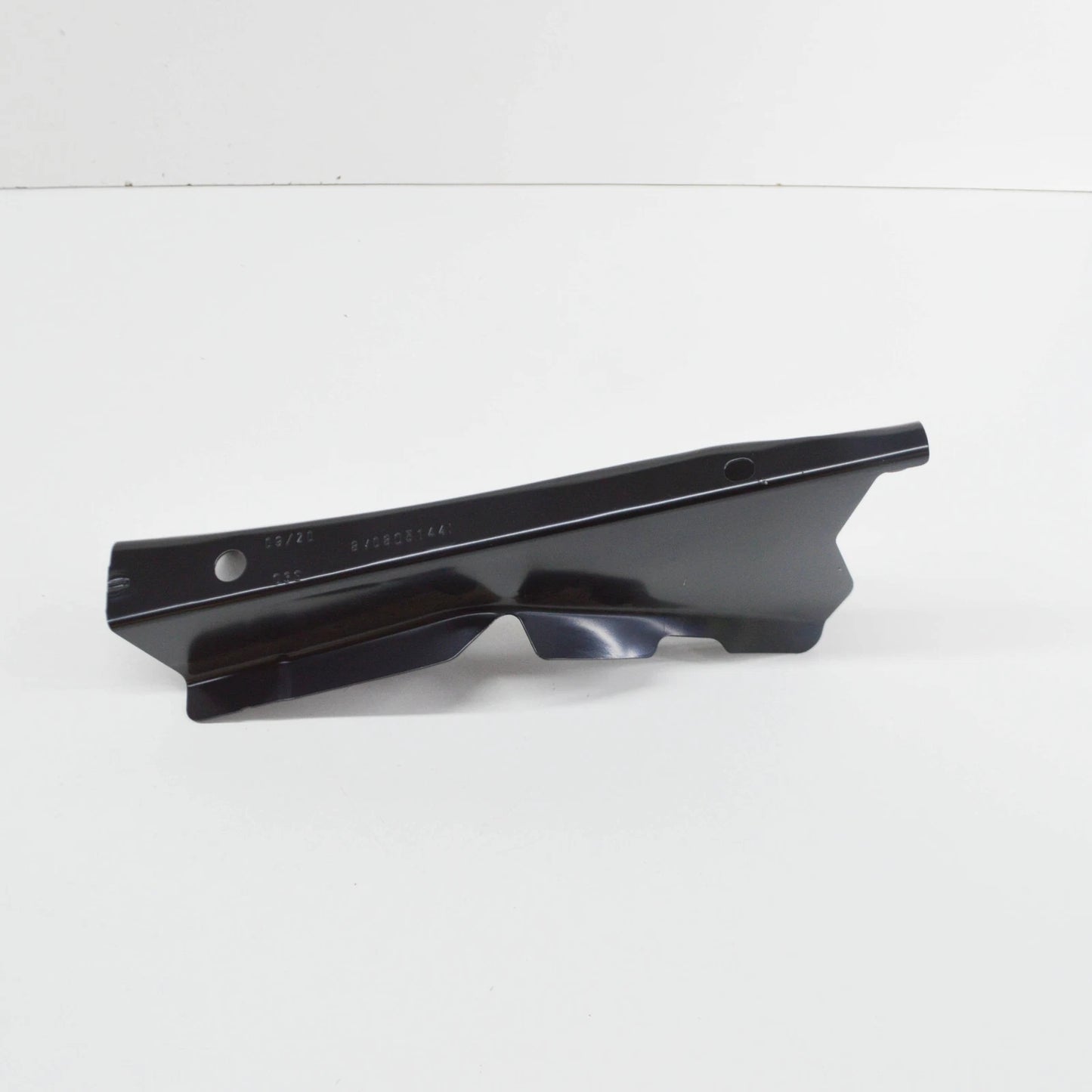 NEW AUDI A3 8V FRONT RIGHT FENDER BRACKET PLATE 8V0805030 ORIGINAL