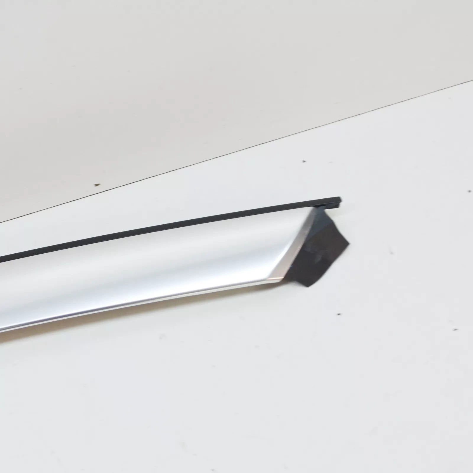 NEW AUDI R8 42 EXTERIOR RIGHT SIDE PILLAR MOLDING 427853266D 3Q7 ORIGINAL