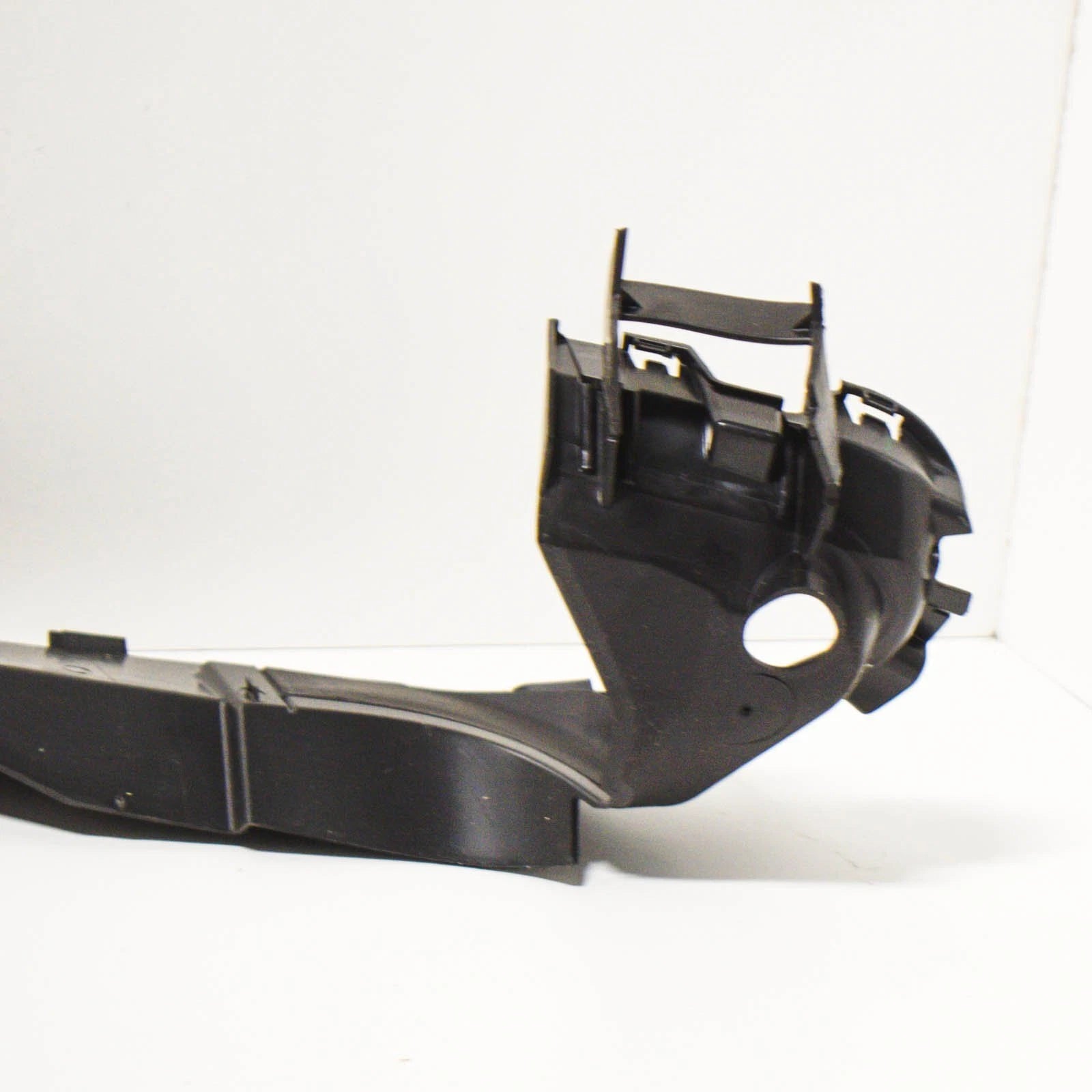 NEW MERCEDES BENZ C W205 FRONT GRILLE AIR DUCT BRACKET A2055051830