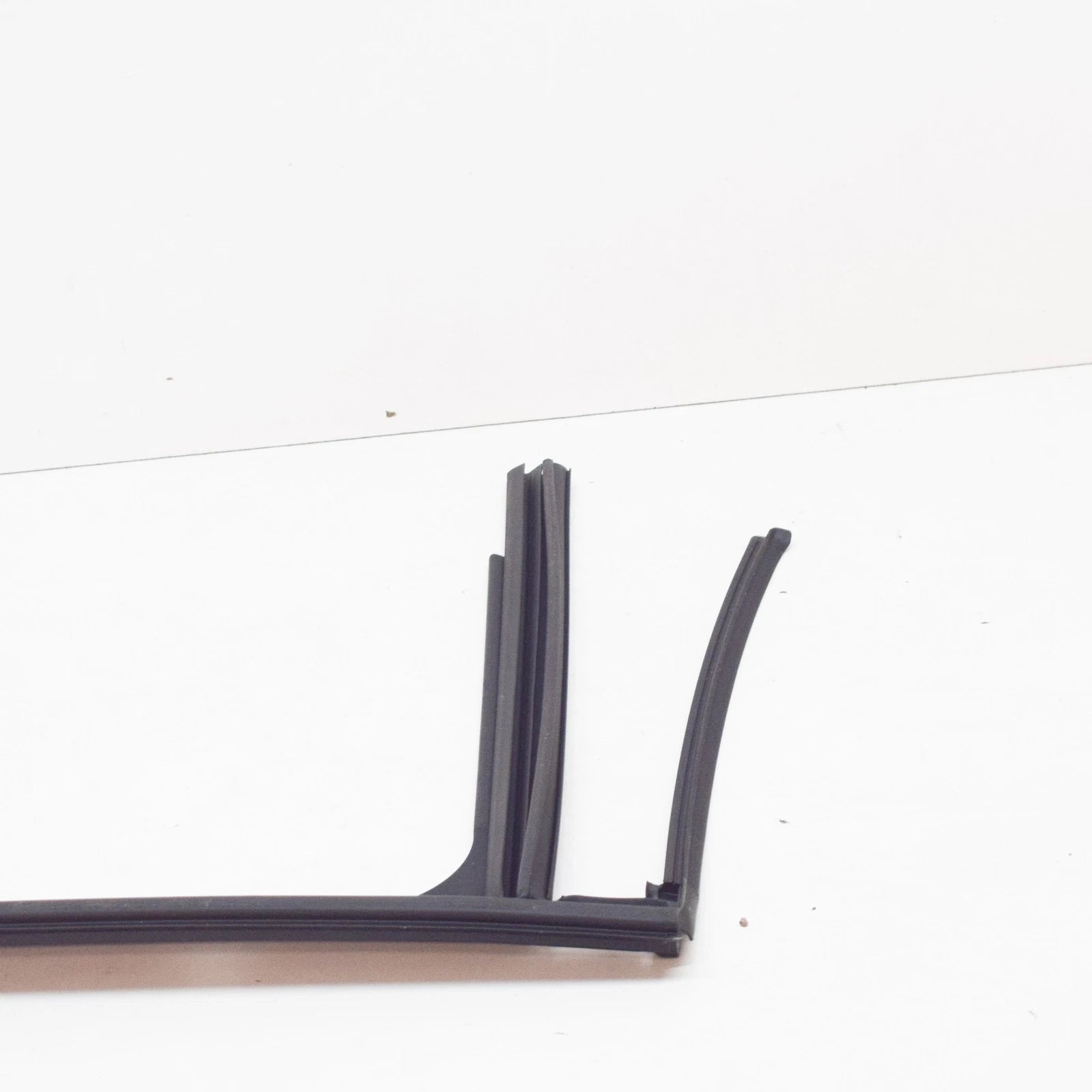 NEW MERCEDES-BENZ A W176 REAR LEFT DOOR WINDOW GUIDE RAIL A1767351100 ORIGINAL