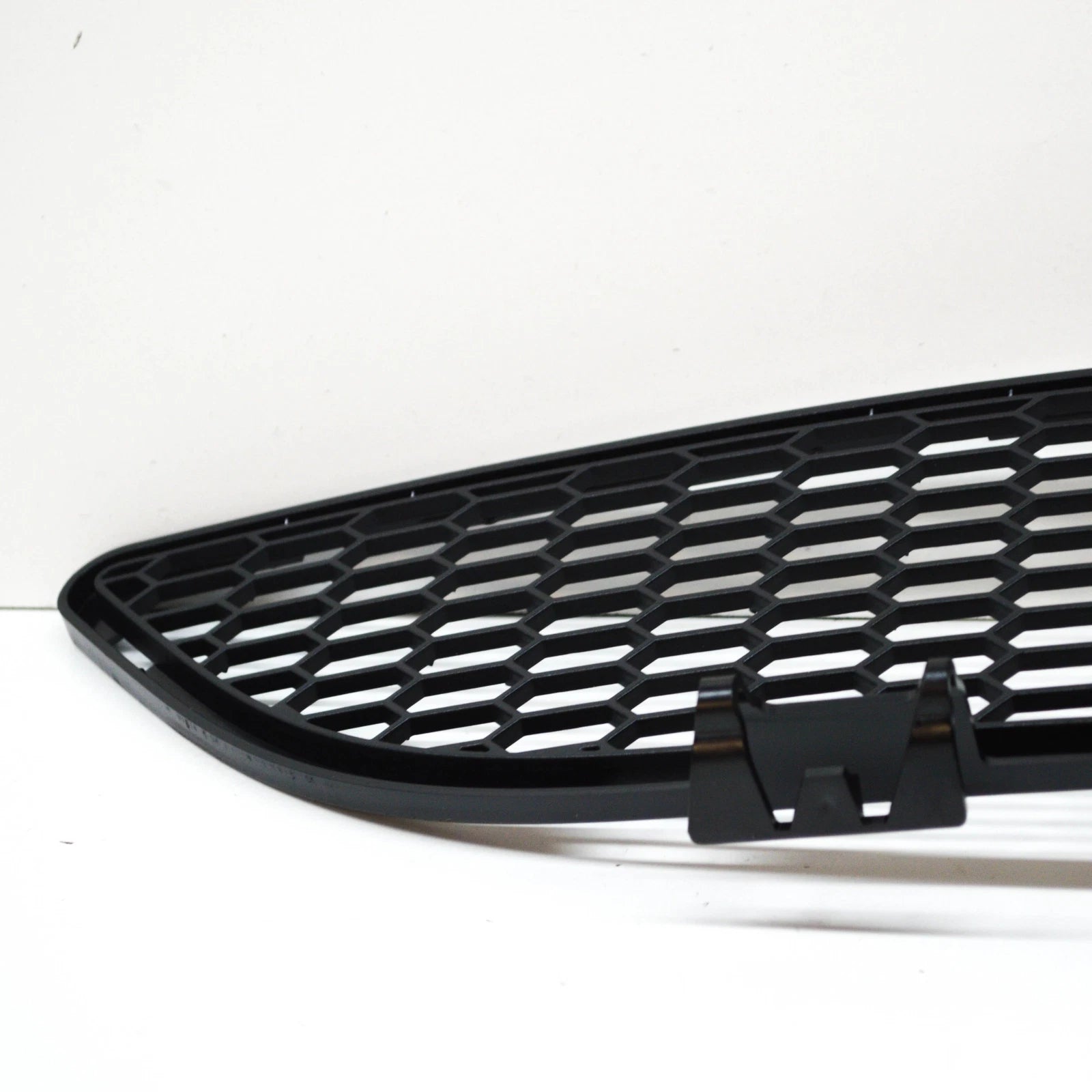 NEW BMW M6 E63 E64 FRONT BUMPER LOWER CENTRAL GRILL 51117898287 7898287 ORIGINAL