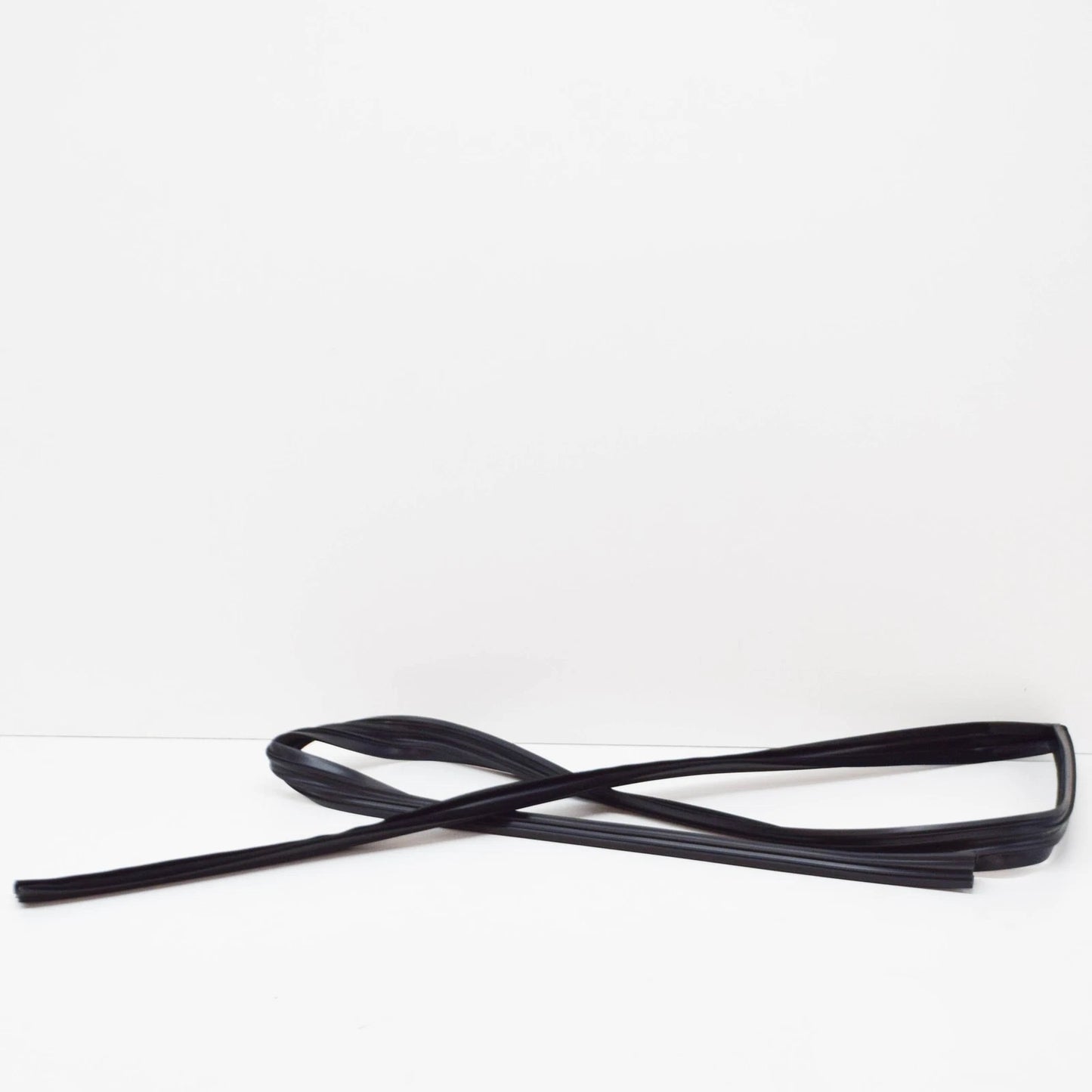 NEW BMW 3 COUPE E30 FRONT RIGHT ONE-PIECE WINDOW GUIDE 51321904782 ORIGINAL