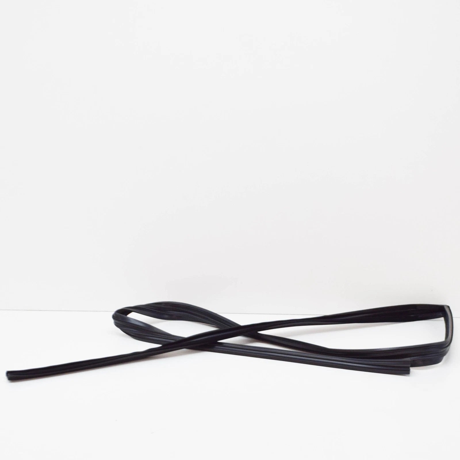 NEW BMW 3 COUPE E30 FRONT RIGHT ONE-PIECE WINDOW GUIDE 51321904782 ORIGINAL