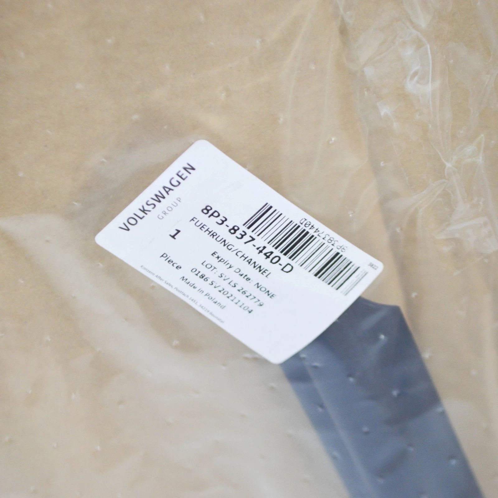 NEW AUDI A3 8P FRONT RIGHT DOOR WINDOW GUIDE 8P3837440D ORIGINAL