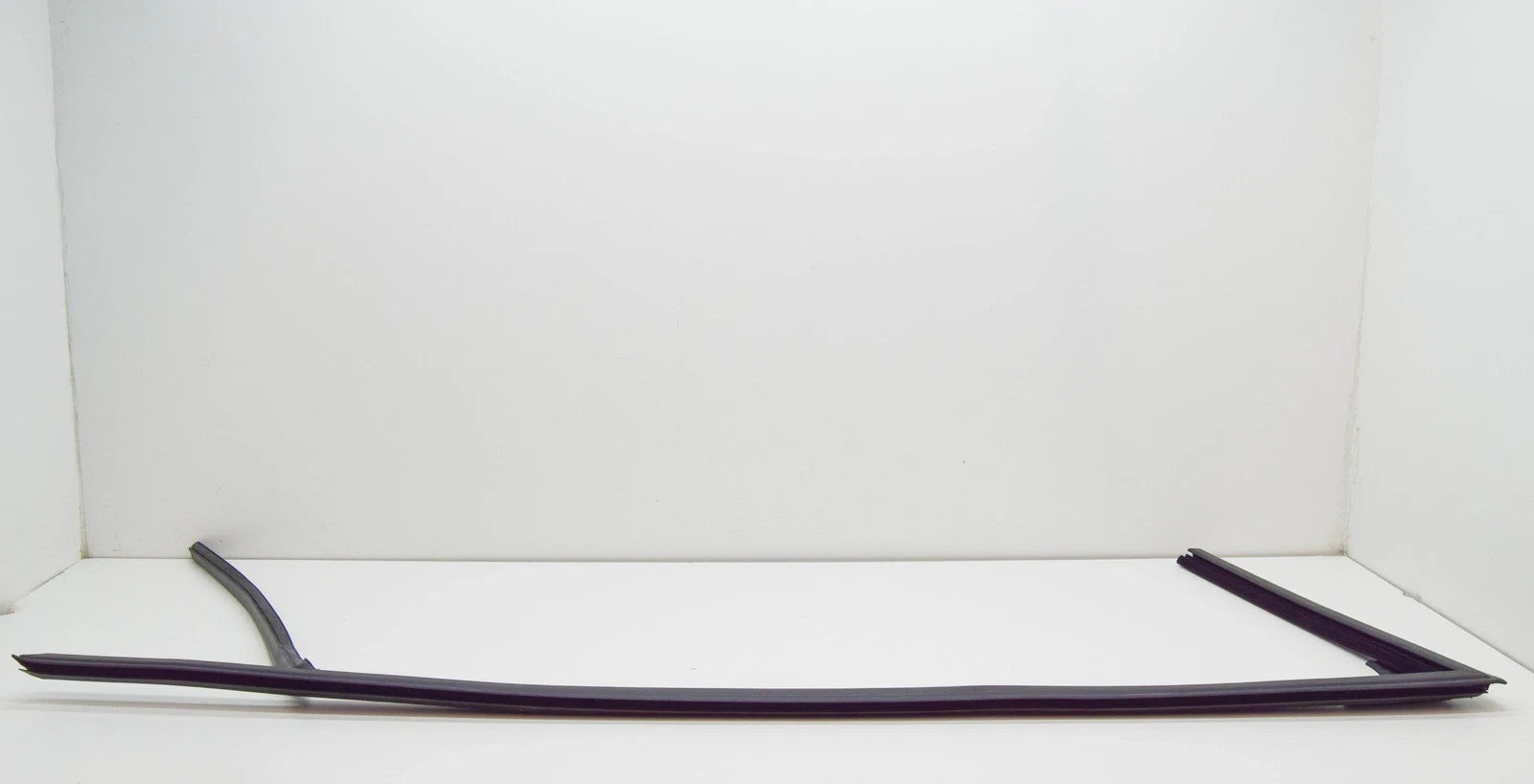 NEW AUDI A3 8P FRONT RIGHT WINDOW GLASS SEAL 8P4837440B ORIGINAL