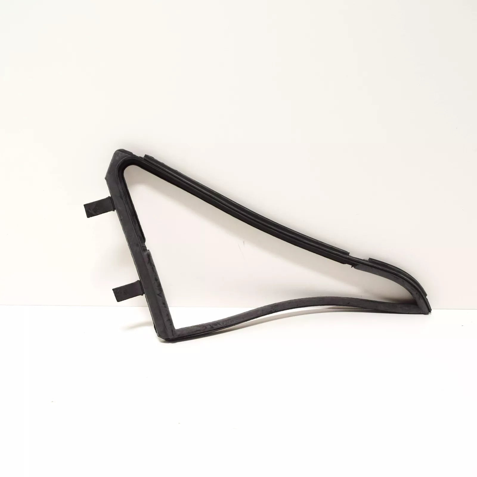 NEW BMW 1502 RIGHT VENT WINDOW GASKET 51321815012 1815012 ORIGINAL