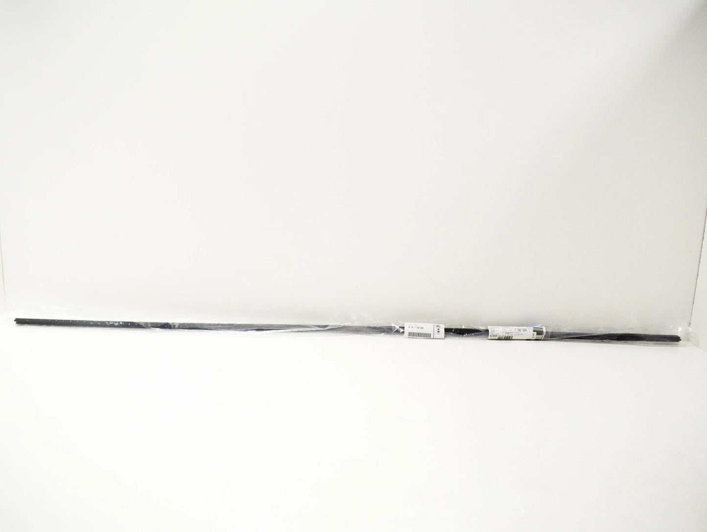 NEW BMW X5 E53 FRONT UPPER WINDSHIELD MOULDING TRIM SEAL 51317182004