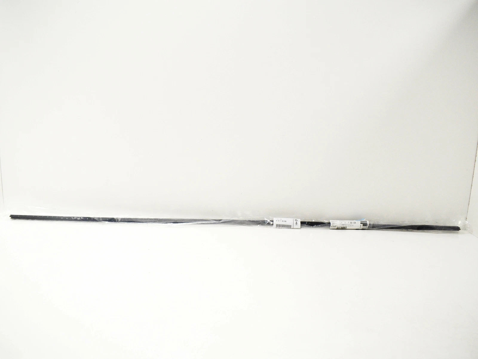 NEW BMW X5 E53 FRONT UPPER WINDSHIELD MOULDING TRIM SEAL 51317182004