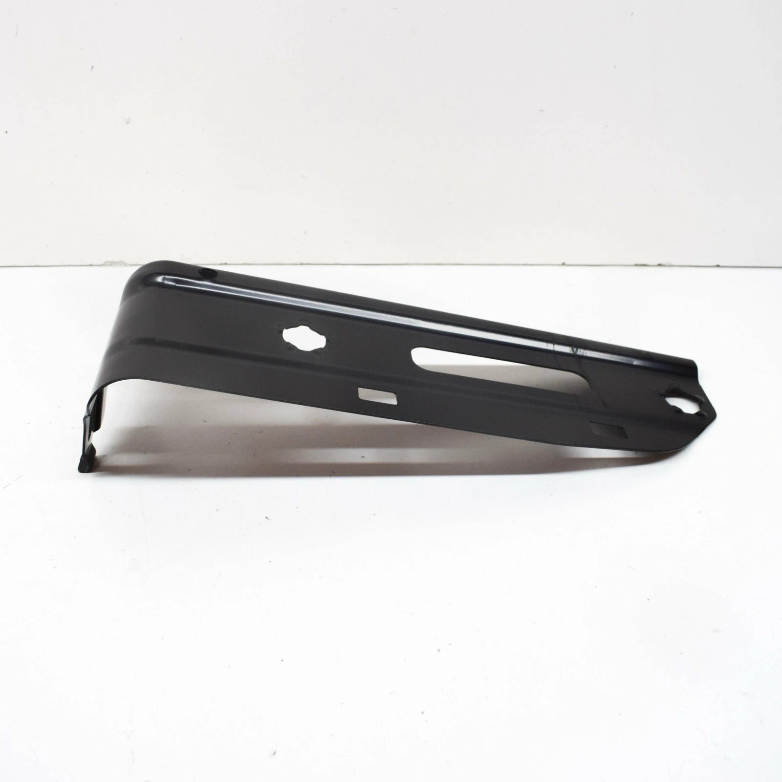 NEW BMW X5 G05 AUXILIARY RADIATOR RIGTH UPPER BRACKET 51647443622 ORIGINAL