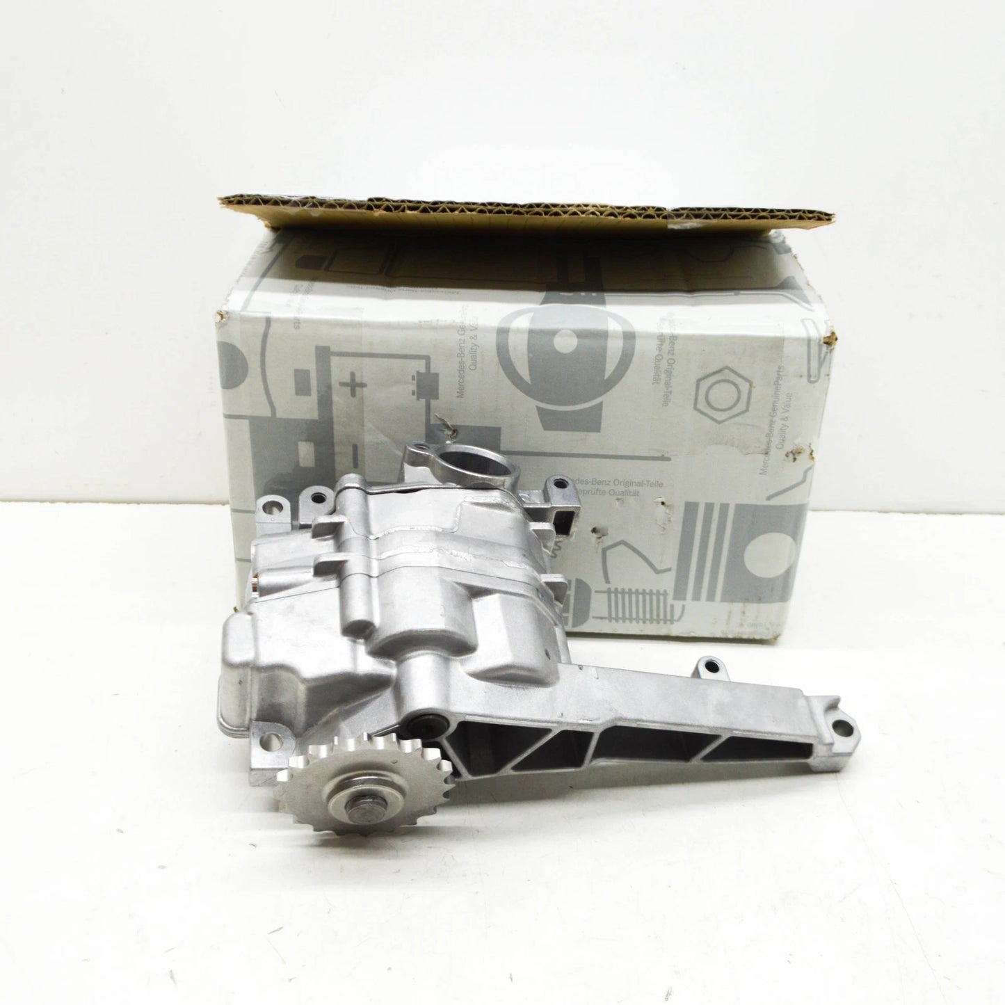 NEW MERCEDES-BENZ CLK CABRIO A209 ENGINE OIL PUMP A6421802000 ORIGINAL