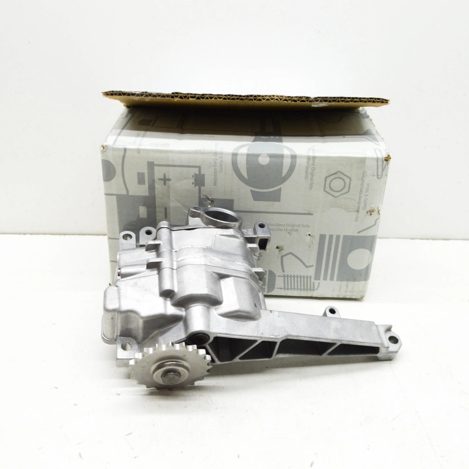 NEW MERCEDES-BENZ CLK CABRIO A209 ENGINE OIL PUMP A6421802000 ORIGINAL