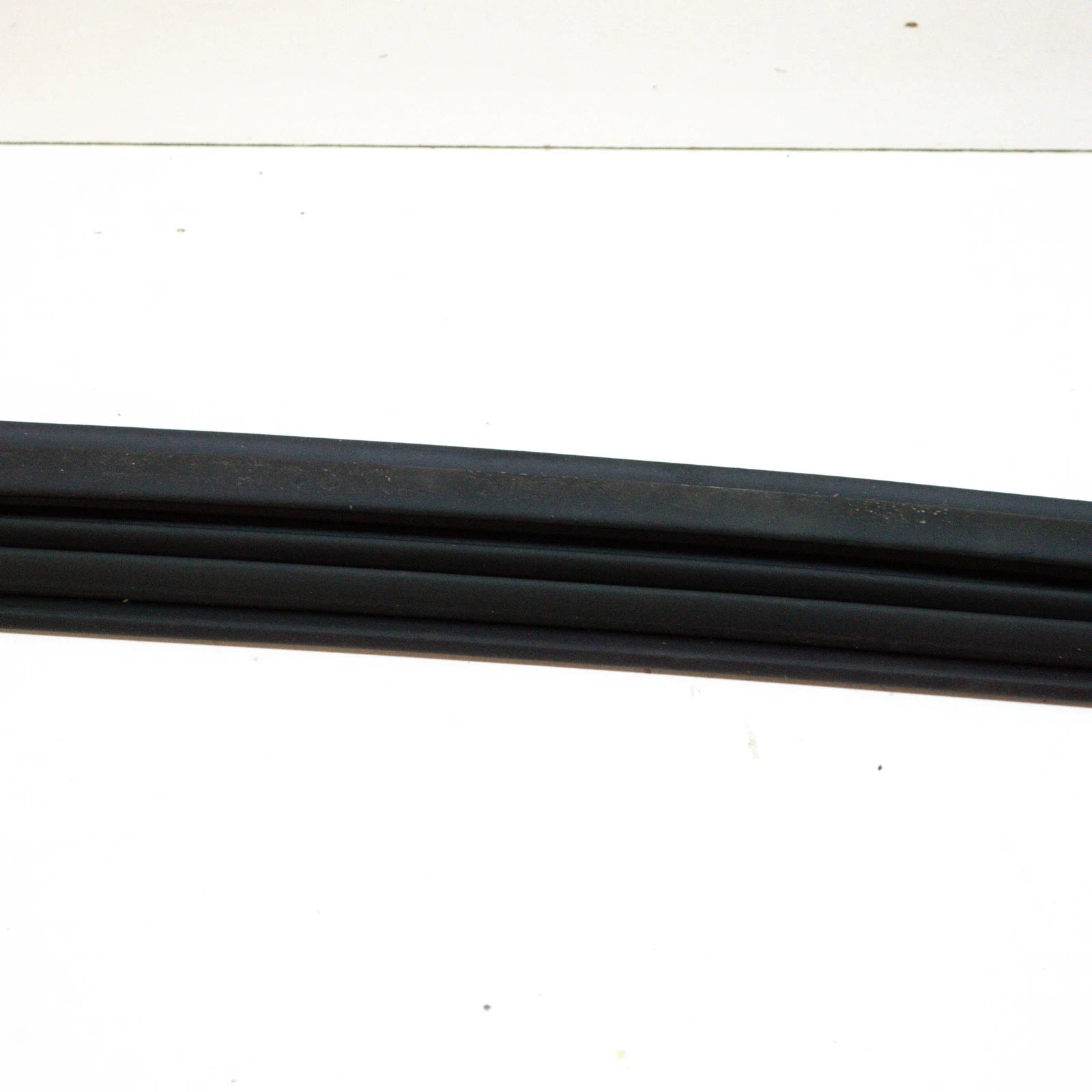 NEW MERCEDES-BENZ A W176 REAR RIGHT DOOR WINDOW GUIDE RAIL A1767351200