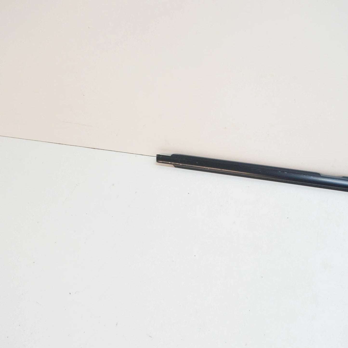 NEW BMW 3 E90 REAR RIGHT DOOR WINDOW OUTER WELL STRIP 51357220190 ORIGINAL