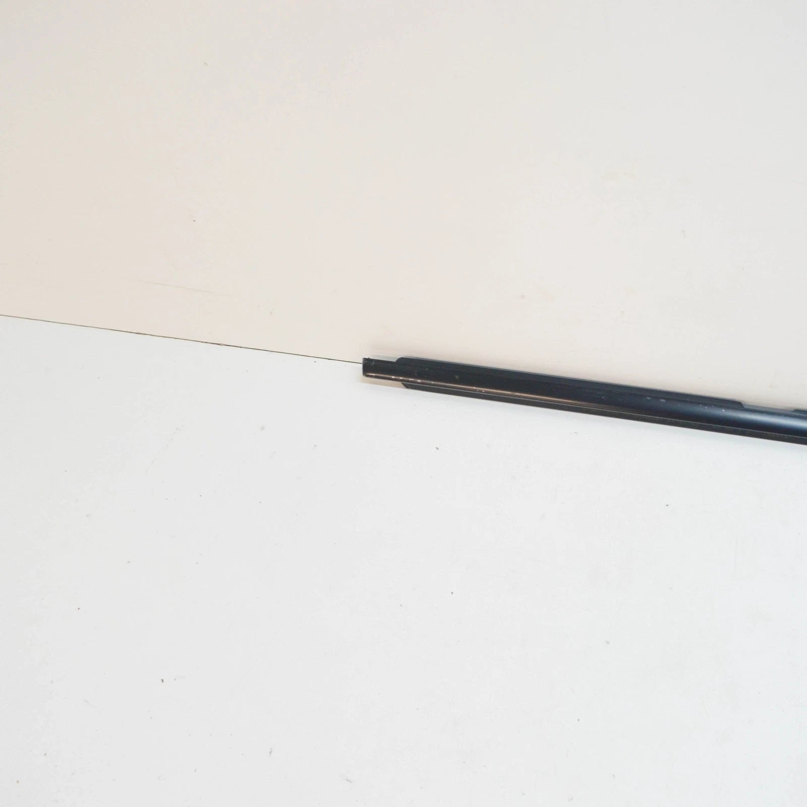 NEW BMW 3 E90 REAR RIGHT DOOR WINDOW OUTER WELL STRIP 51357220190 ORIGINAL