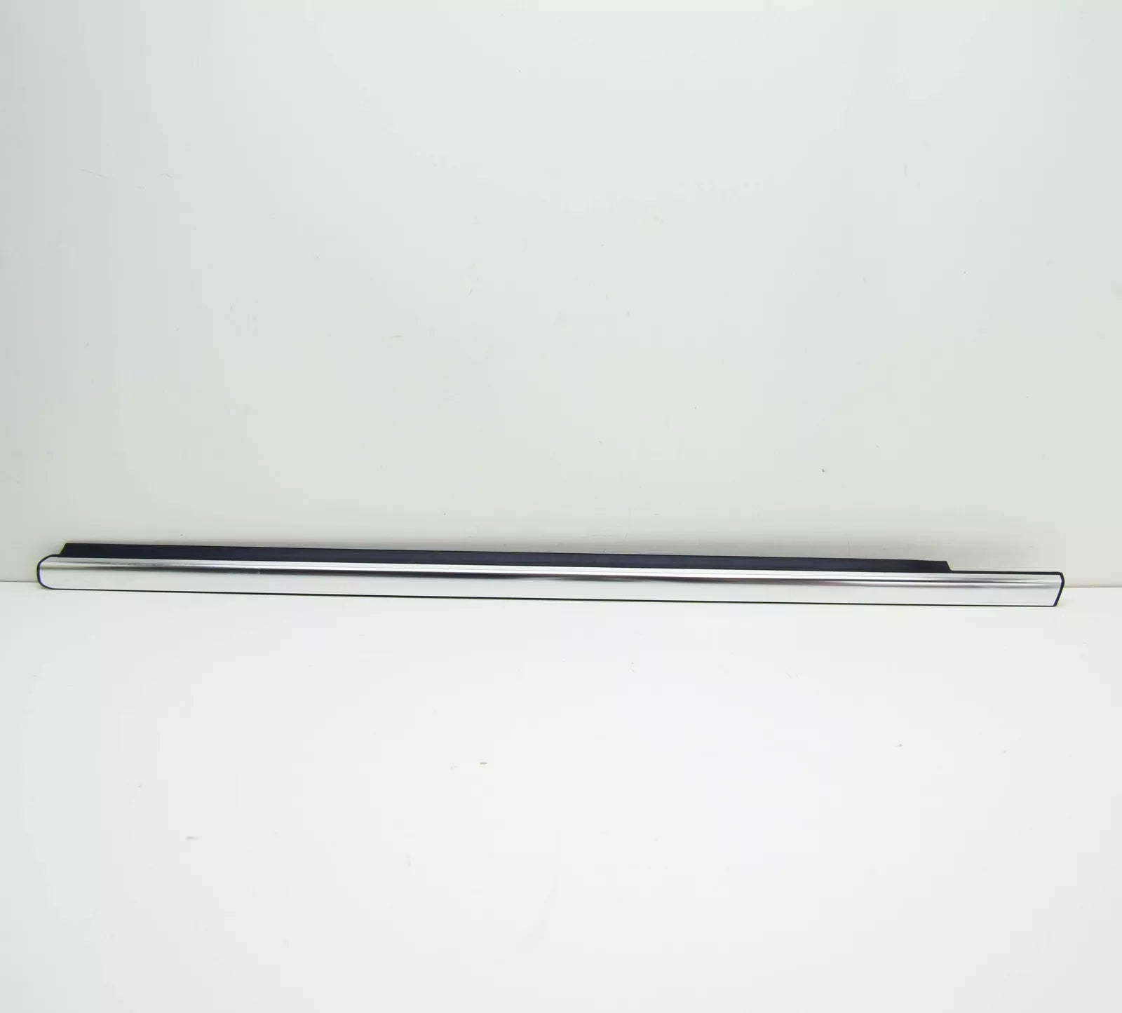 NEW MERCEDES-BENZ ML W164 FRONT LEFT DOOR WINDOW TRIM STRIP A1646907380 ORIGINAL