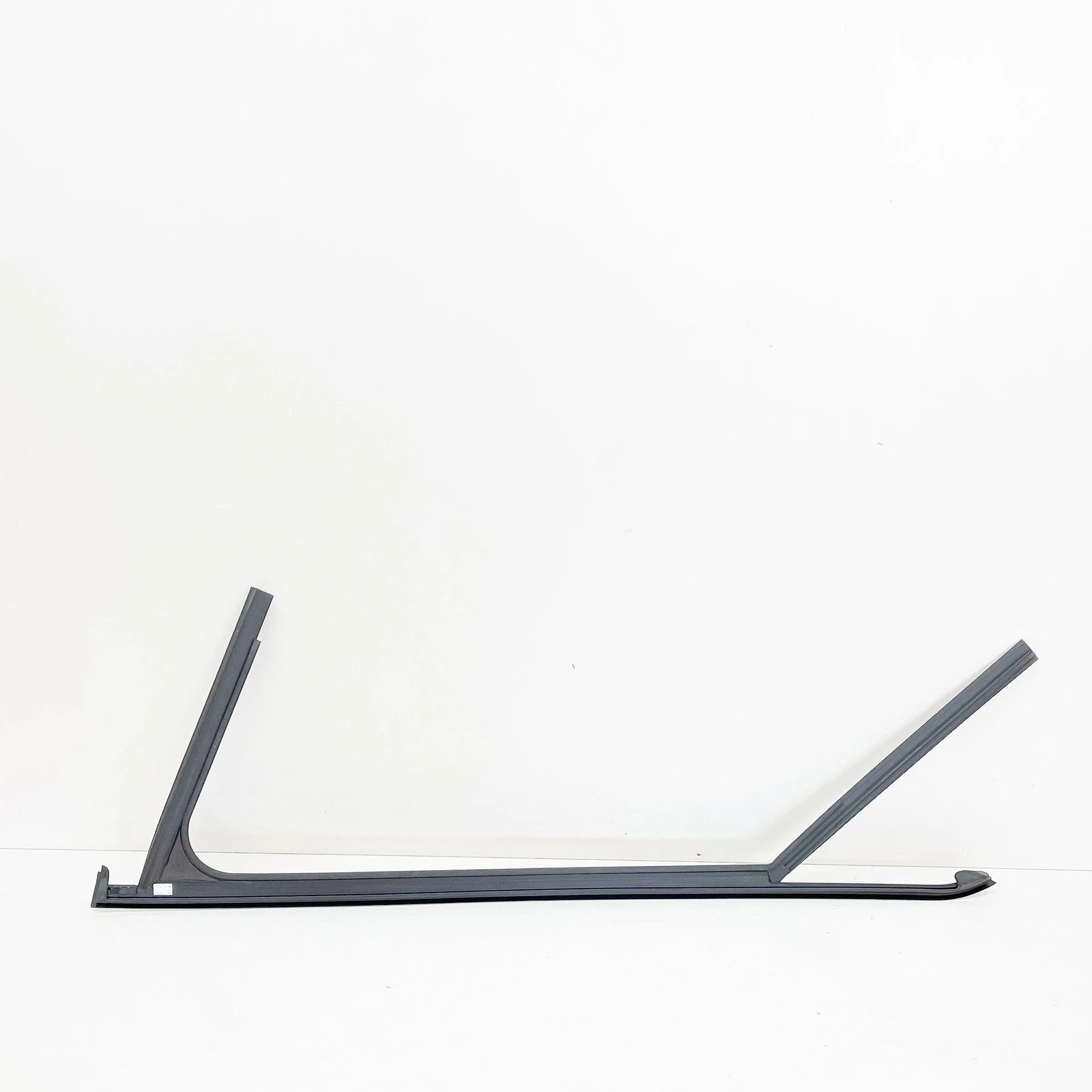 NEW MERCEDES-BENZ A W176 FRONT RIGHT DOOR WINDOW GUIDE RAIL A1767251200 ORIGINAL