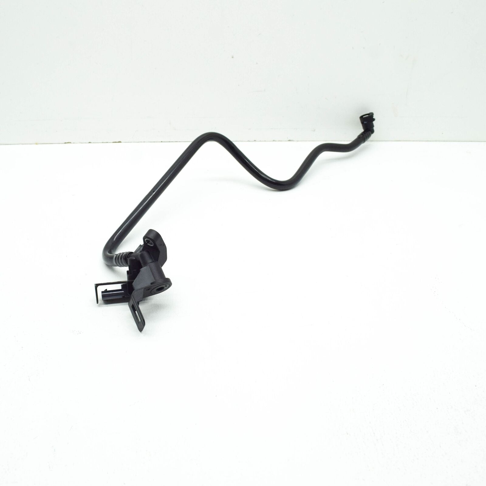 NEW MERCEDES-BENZ CLS C257 ENGINE PURGE LINE A2560181200 ORIGINAL