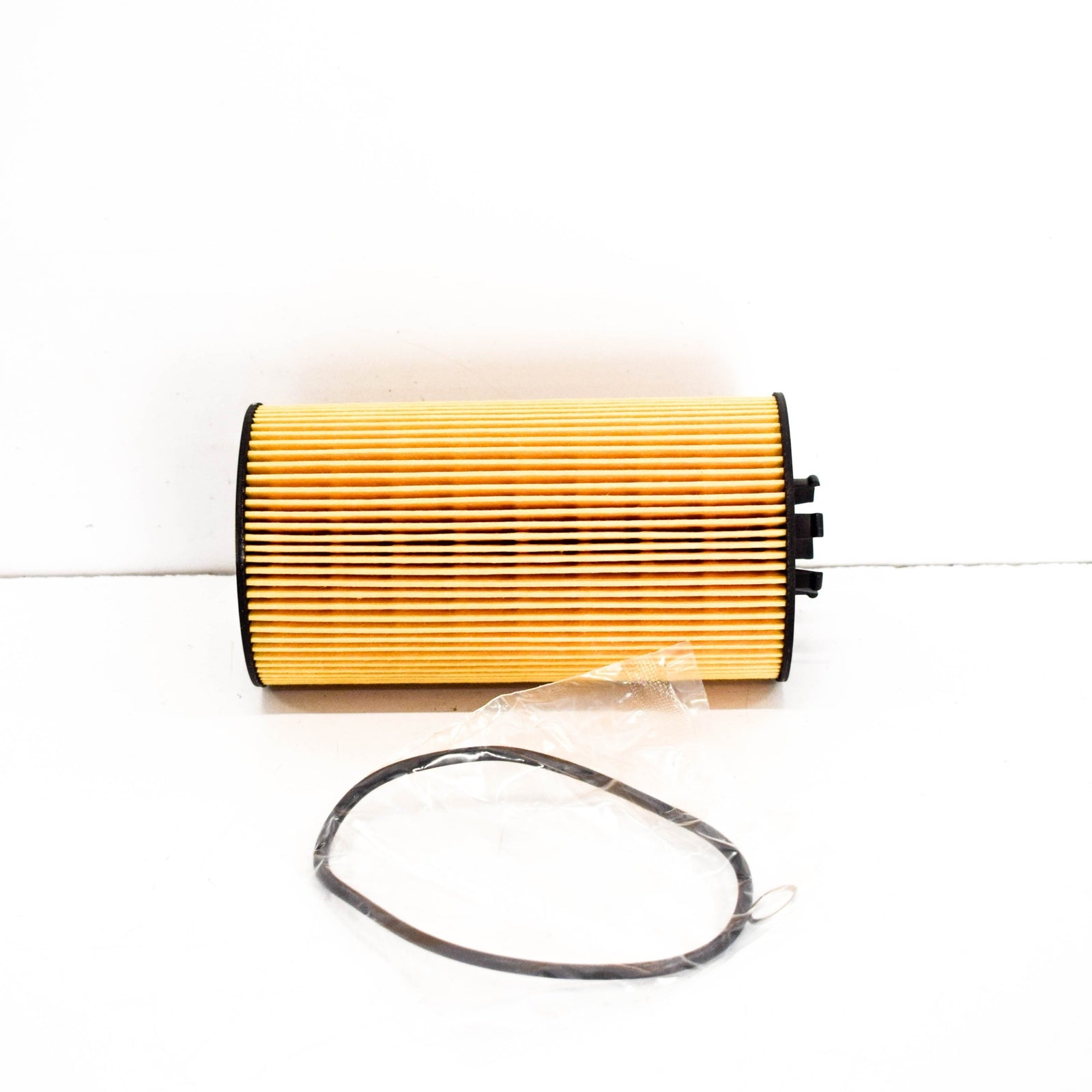NEW AUDI A4 B7 OIL FILTER 079198405A ORIGINAL