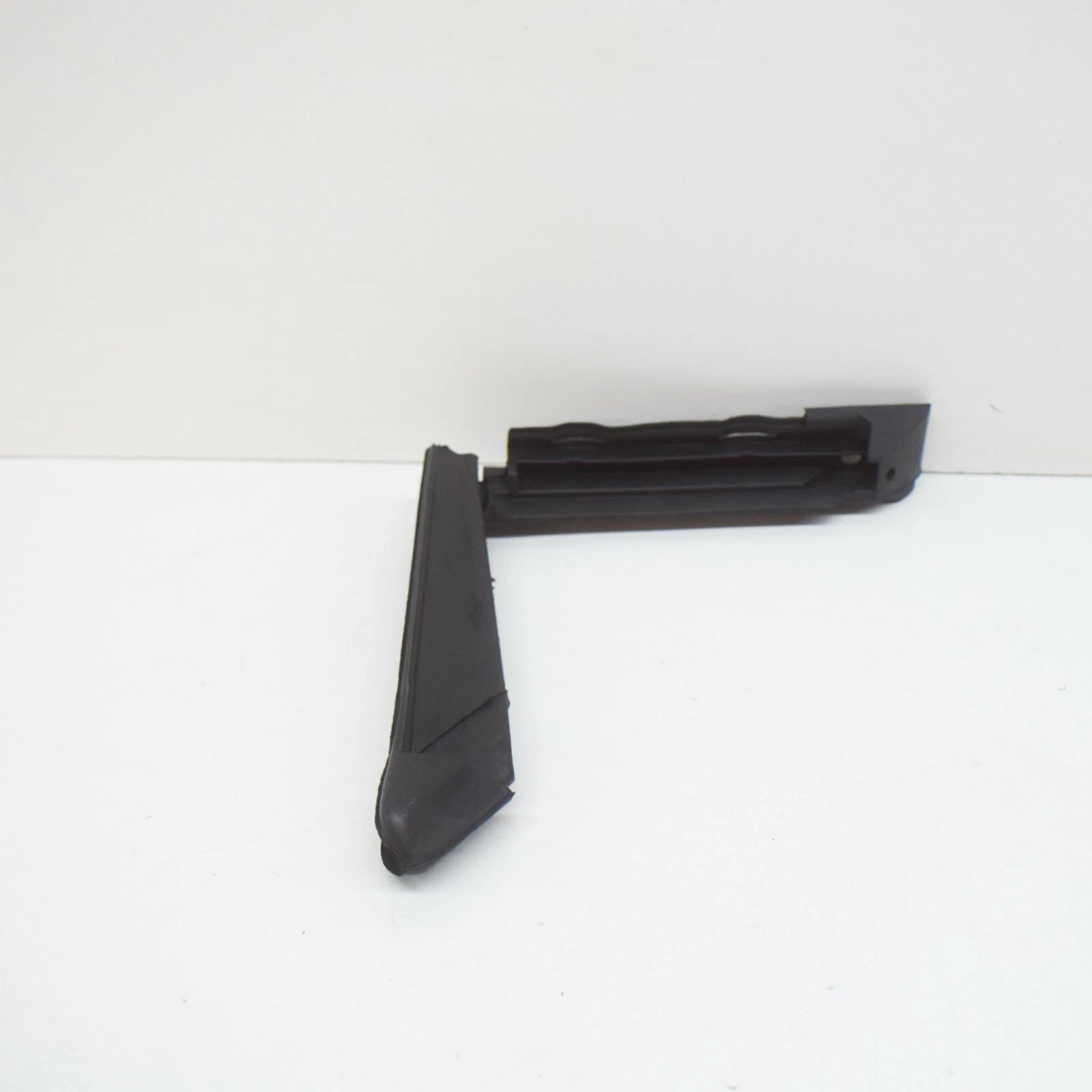 NEW MERCEDES-BENZ S W126 FRONT RIGHT WINDOW RUN SEAL A1267250866