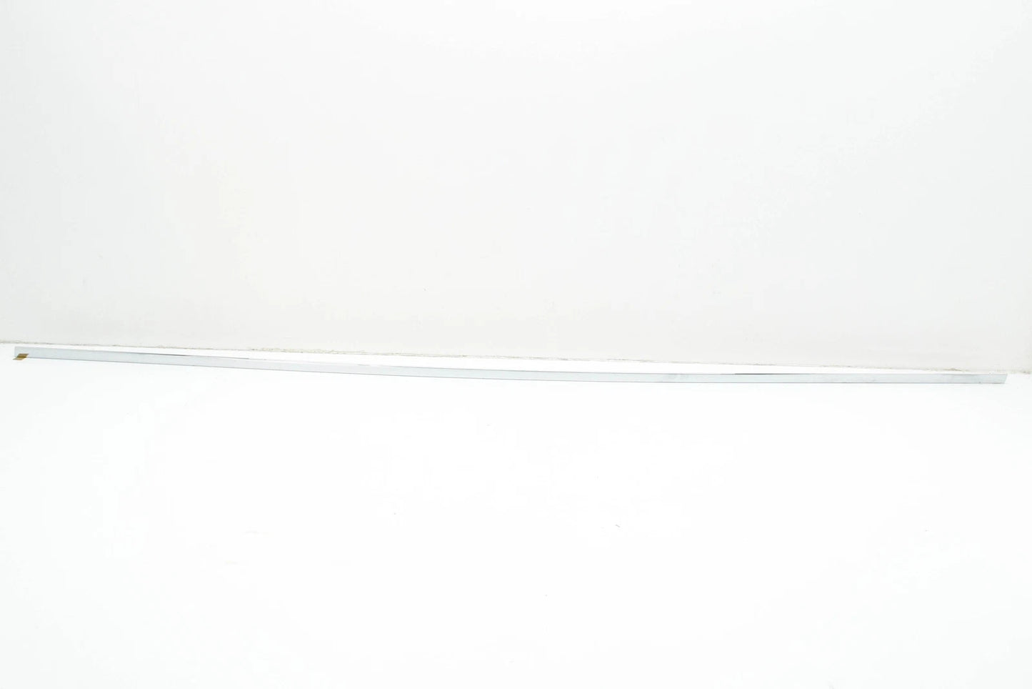 NEW MERCEDES-BENZ S W221 FRONT RIGHT DOOR BOTTOM TRIM A2216904280 ORIGINAL