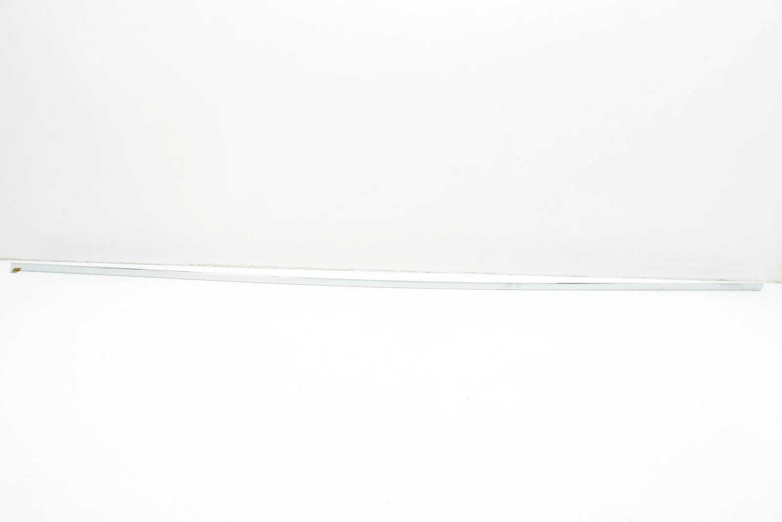 NEW MERCEDES-BENZ S W221 FRONT RIGHT DOOR BOTTOM TRIM A2216904280 ORIGINAL