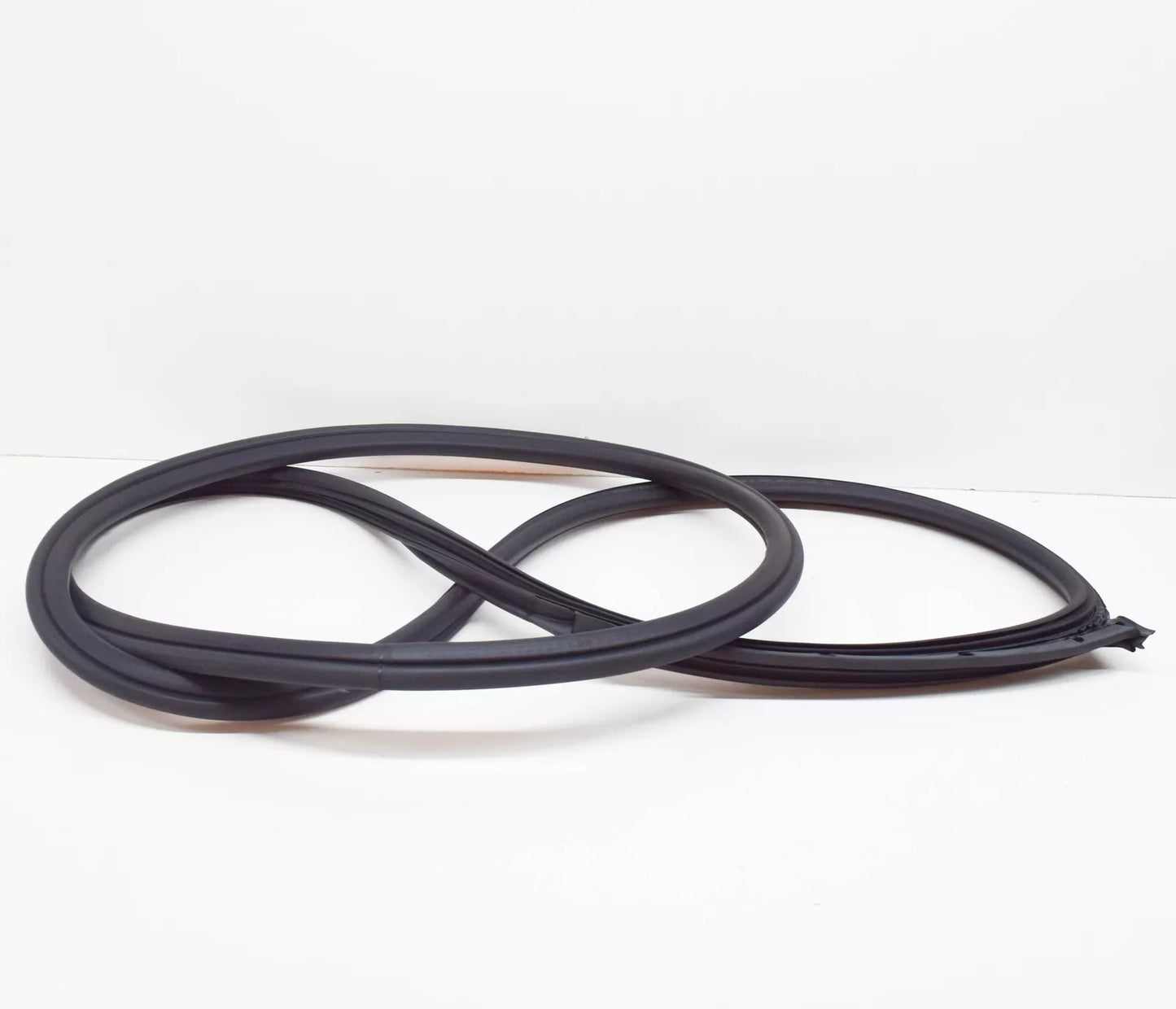 NEW BMW 1 E81 FRONT RIGHT DOOR WEATHERSTRIP SEAL 51767054028 7054028 ORIGINAL