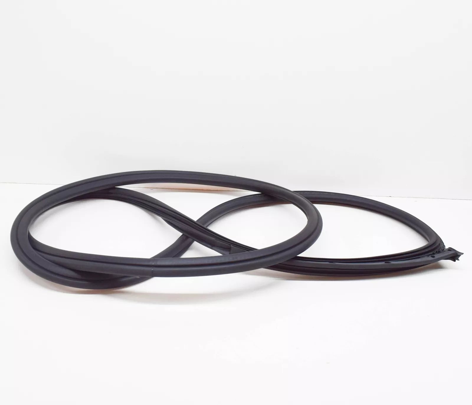 NEW BMW 1 E81 FRONT RIGHT DOOR WEATHERSTRIP SEAL 51767054028 7054028 ORIGINAL