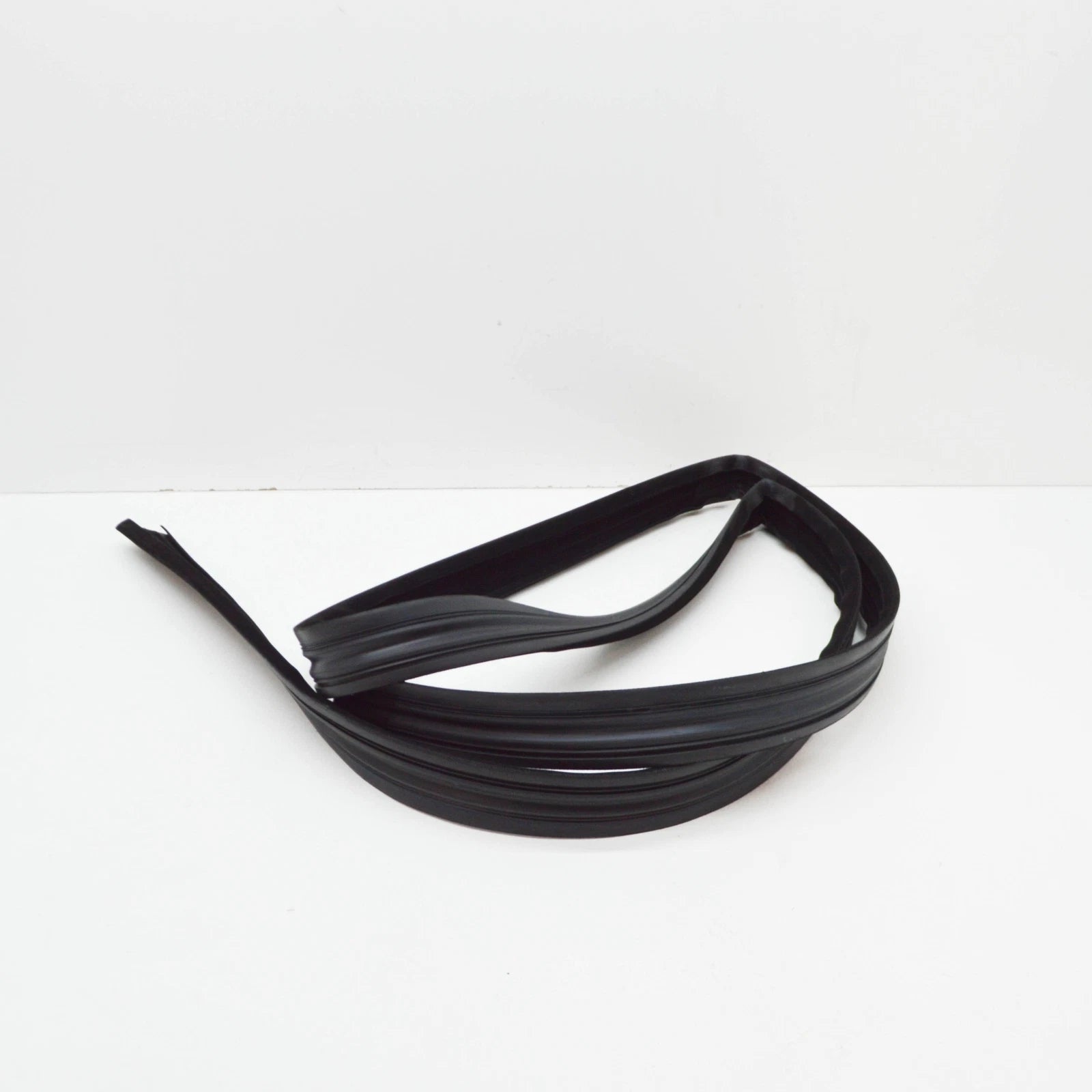 NEW BMW 5 E28 FRONT LEFT DOOR SEALING RUBBER 51321889787 1889787 1982 ORIGINAL